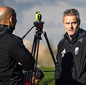Fran Escribá, entrenador del Granada, en un entrenamiento.