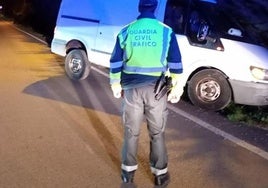 Agente de la Guardia Civil en un accidente.