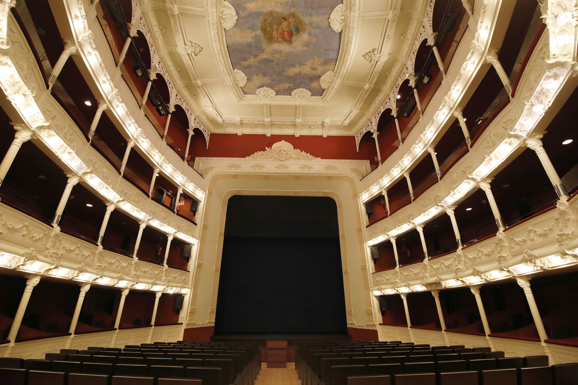 Una sala con el patio de butacas vacío.