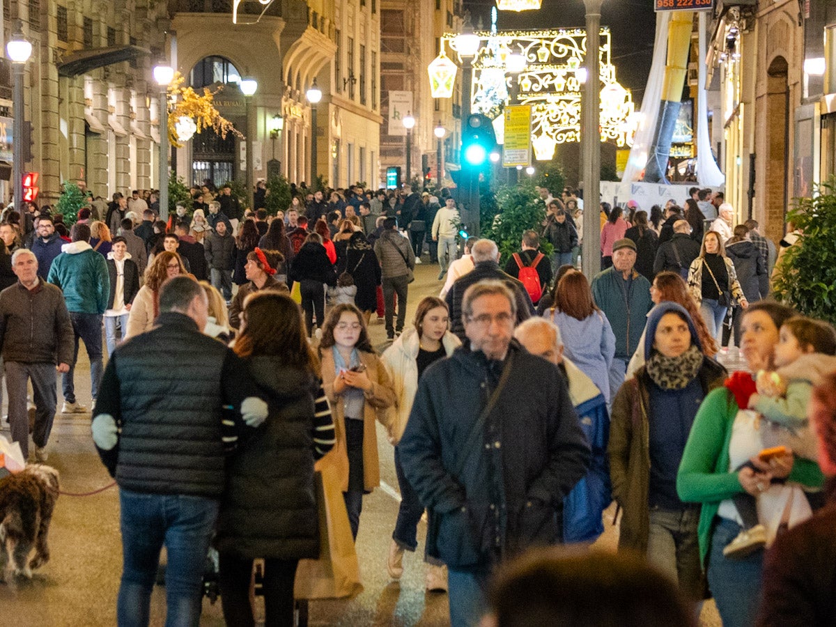 El Centro de Granada, abarrotado para ver la iluminación navideña