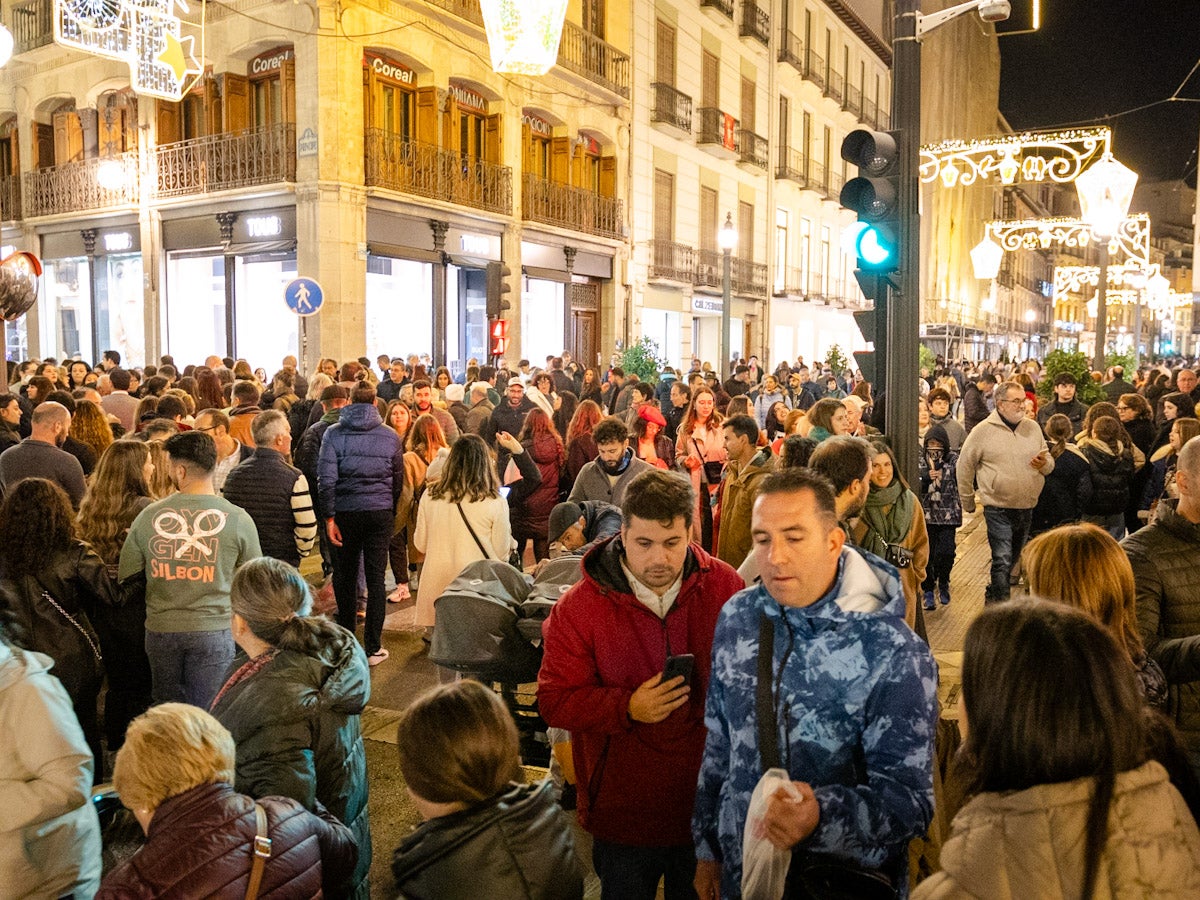 El Centro de Granada, abarrotado para ver la iluminación navideña