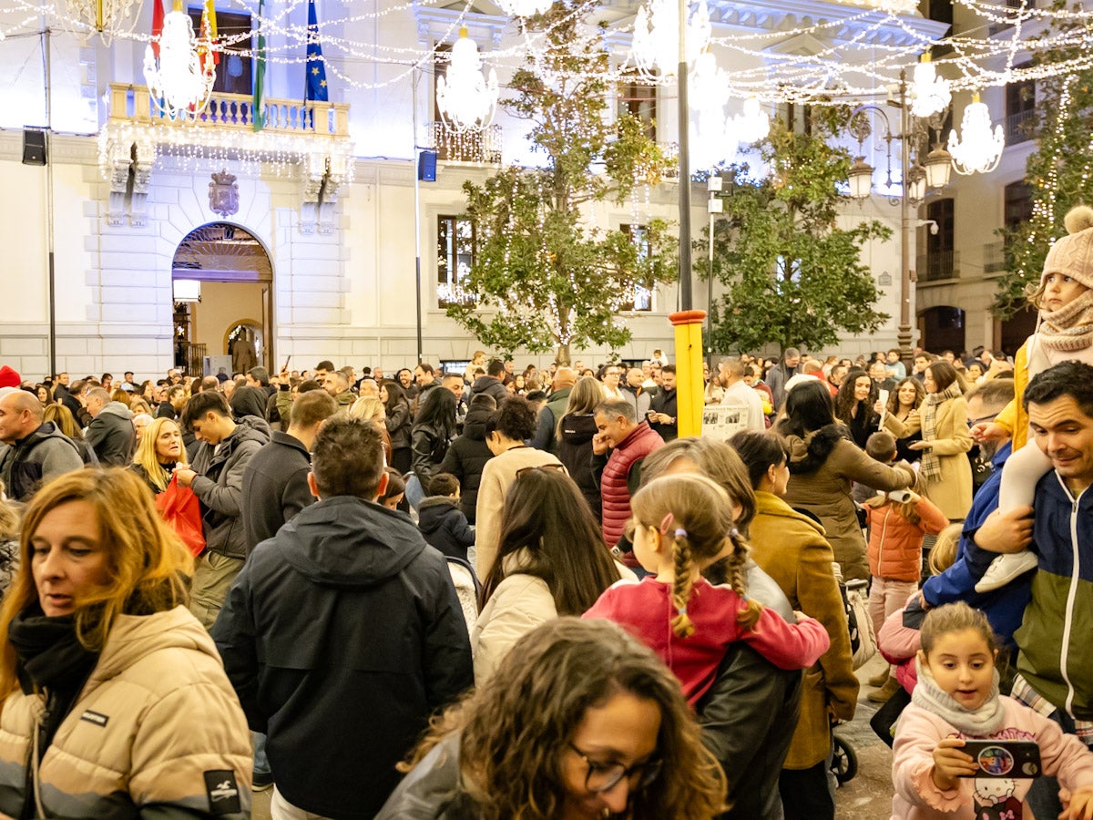 El Centro de Granada, abarrotado para ver la iluminación navideña