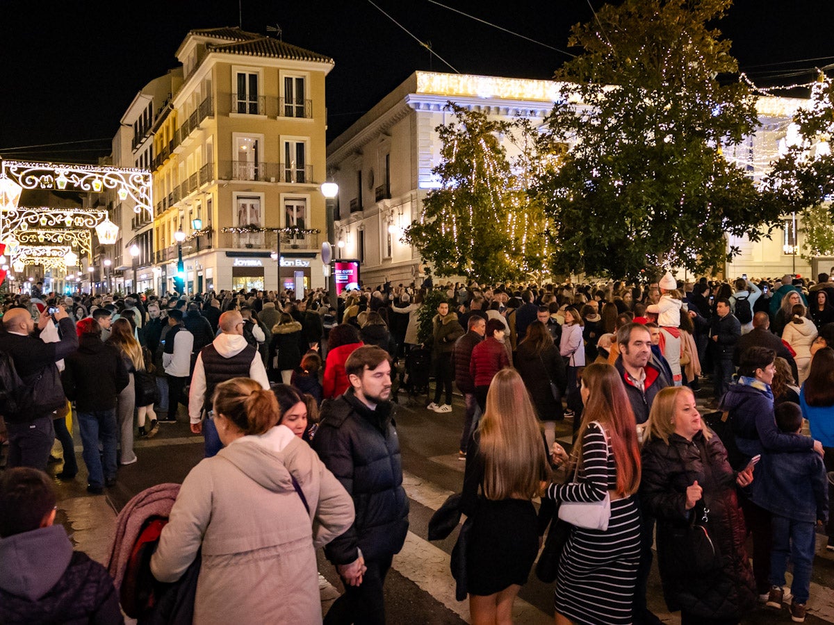 El Centro de Granada, abarrotado para ver la iluminación navideña