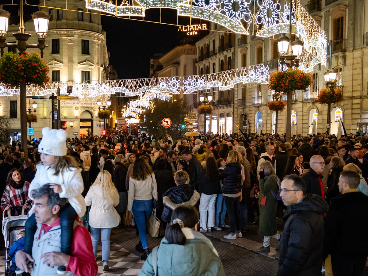 El Centro de Granada, abarrotado para ver la iluminación navideña