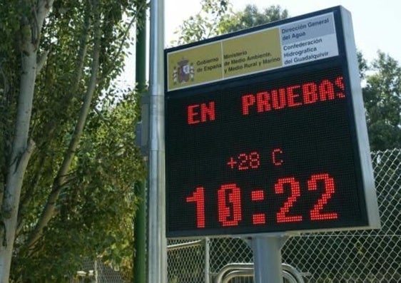 Imagen de archivo de un panel en la zona de Los Puentes con datos y altavoces para informar a la población.