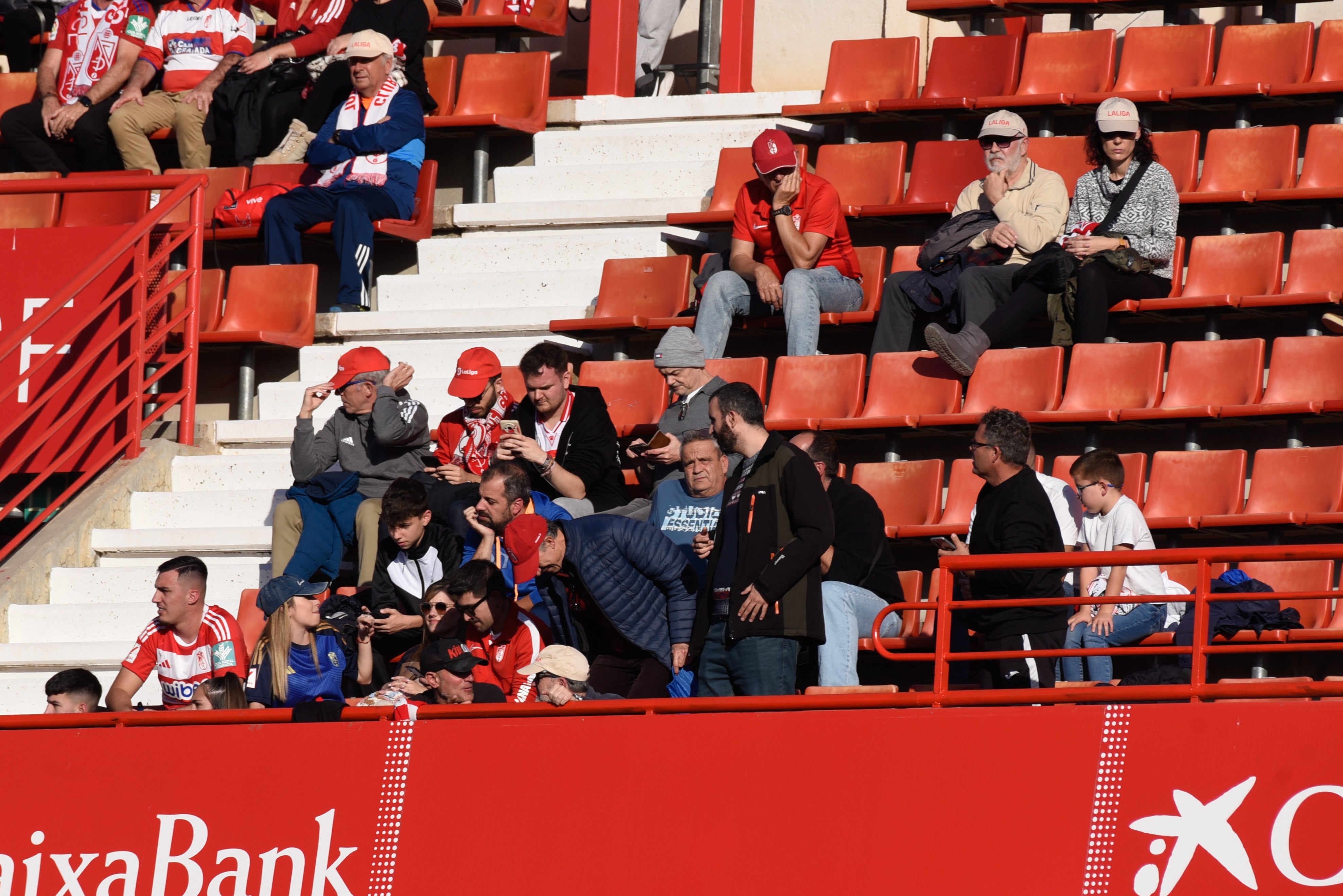 Búscate en la grada de Los Cármenes en el Granada-Racing