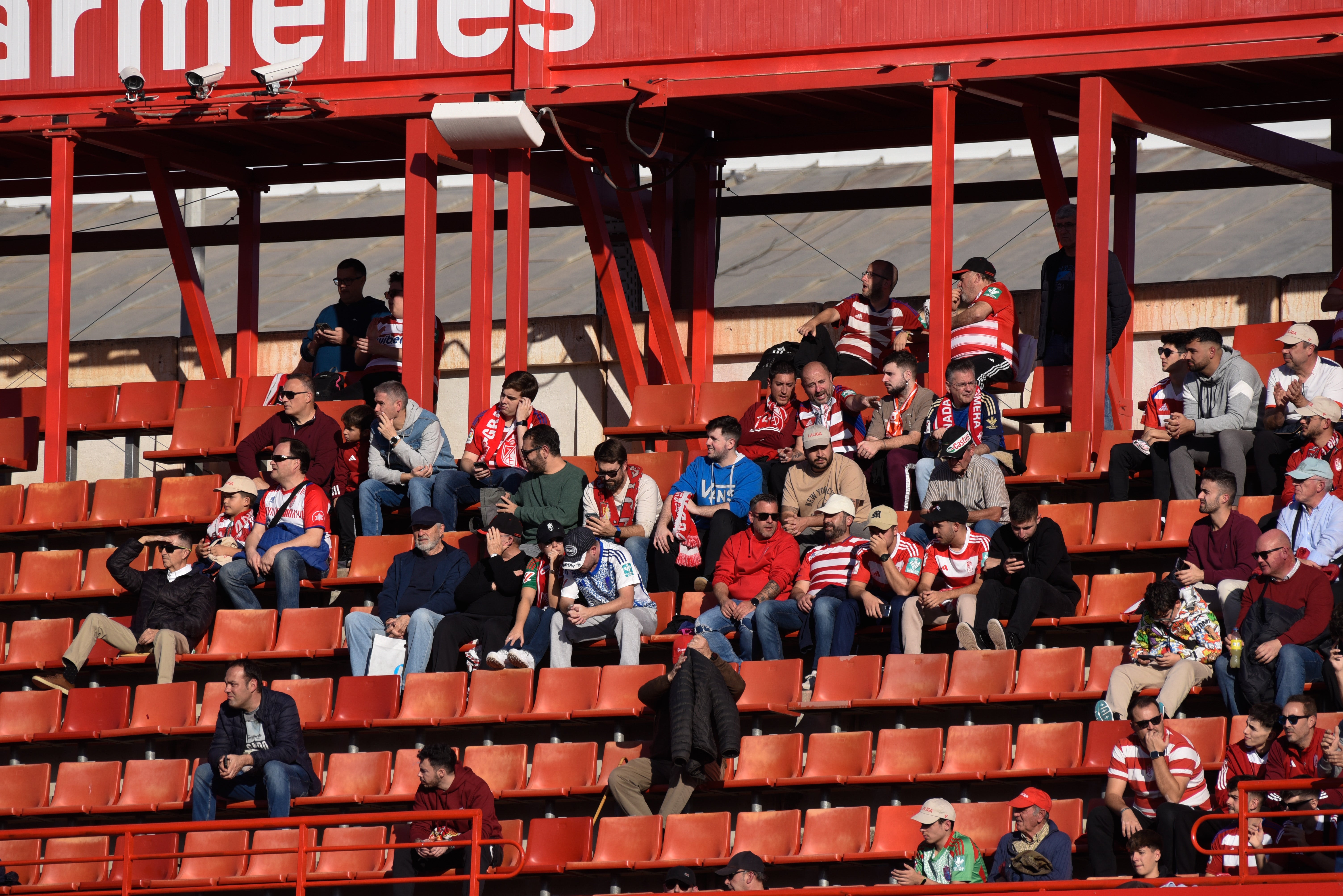 Búscate en la grada de Los Cármenes en el Granada-Racing