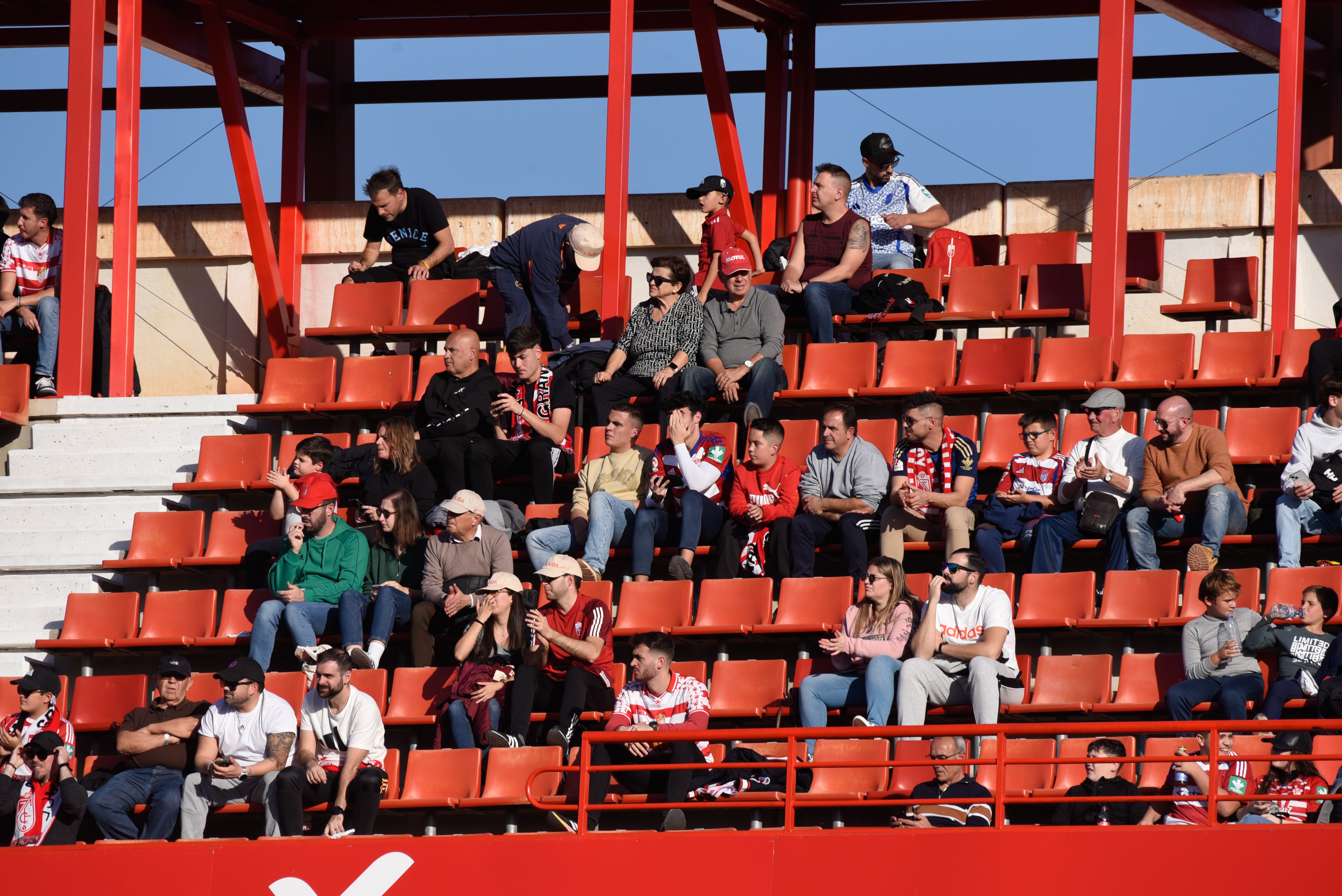 Búscate en la grada de Los Cármenes en el Granada-Racing