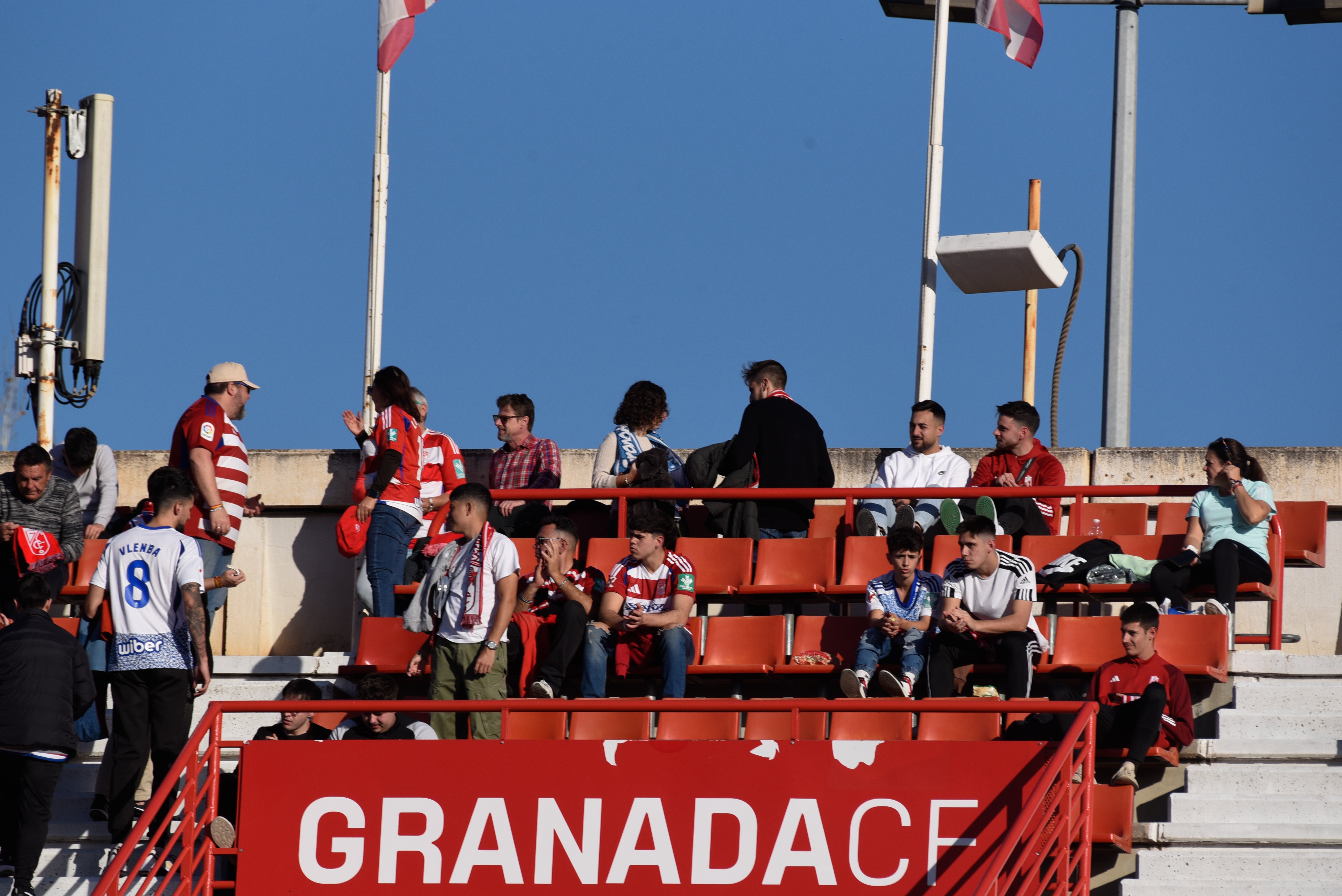 Búscate en la grada de Los Cármenes en el Granada-Racing