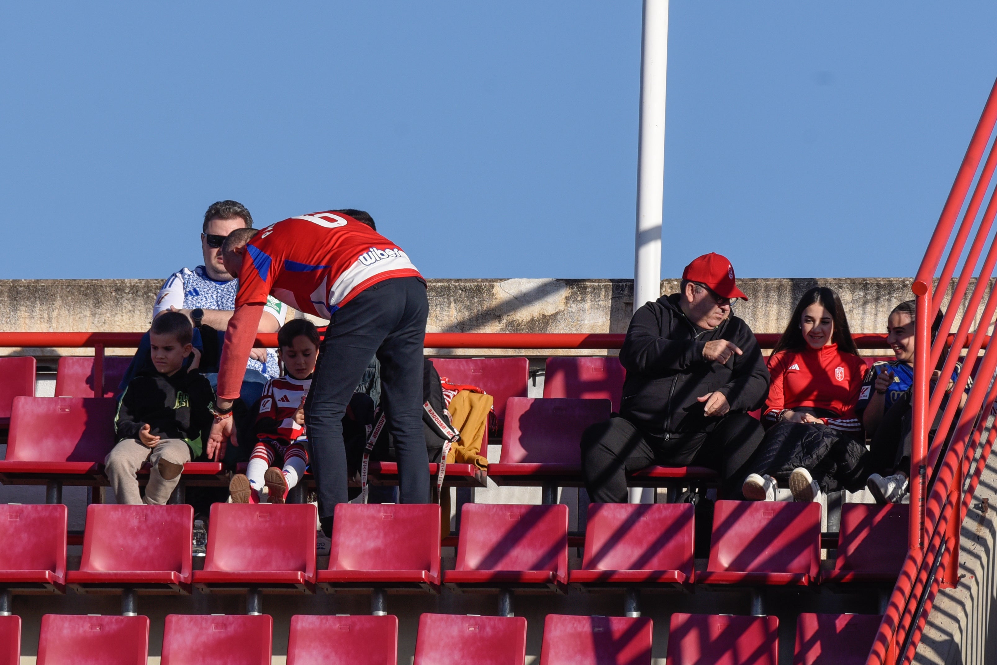 Búscate en la grada de Los Cármenes en el Granada-Racing