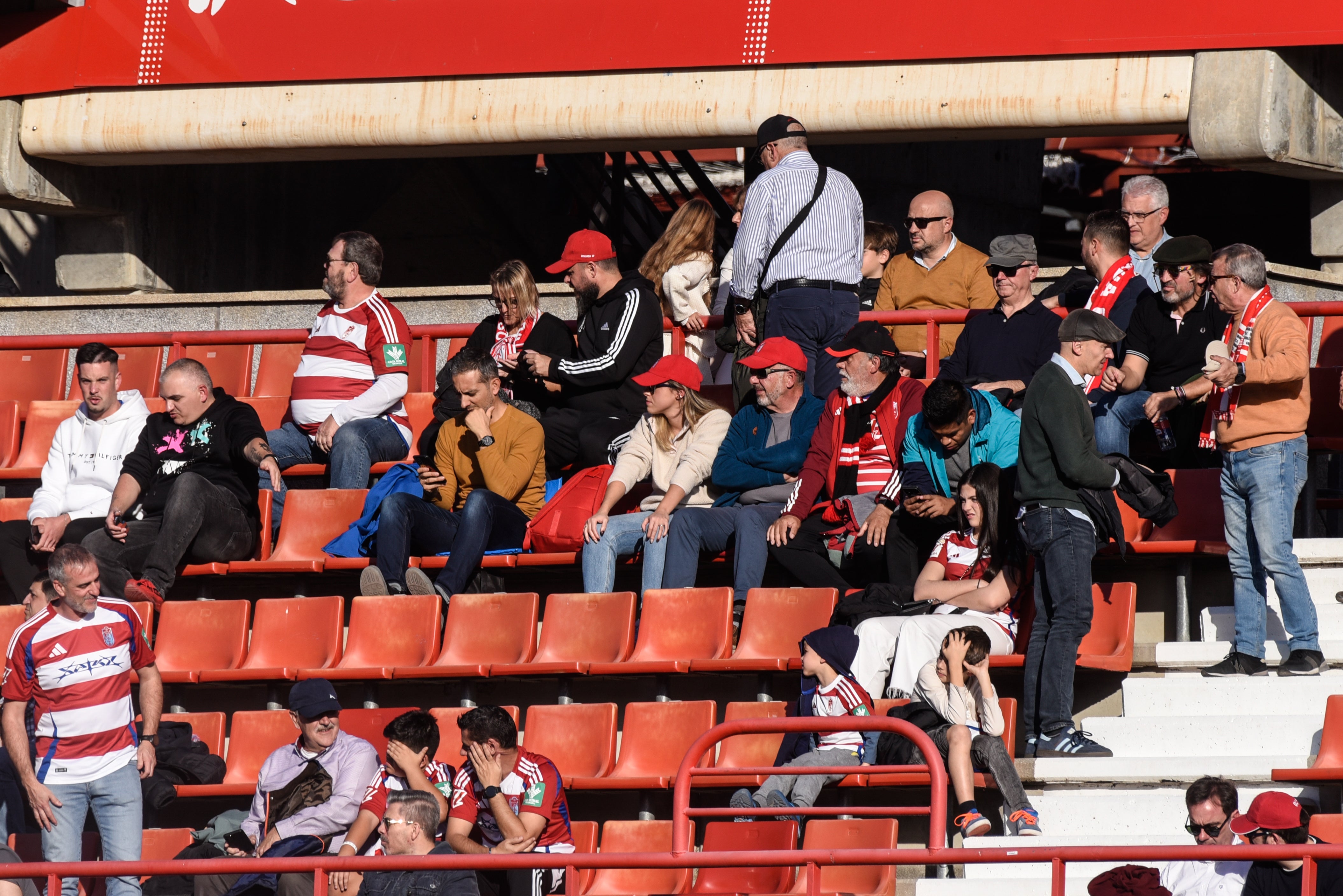 Búscate en la grada de Los Cármenes en el Granada-Racing