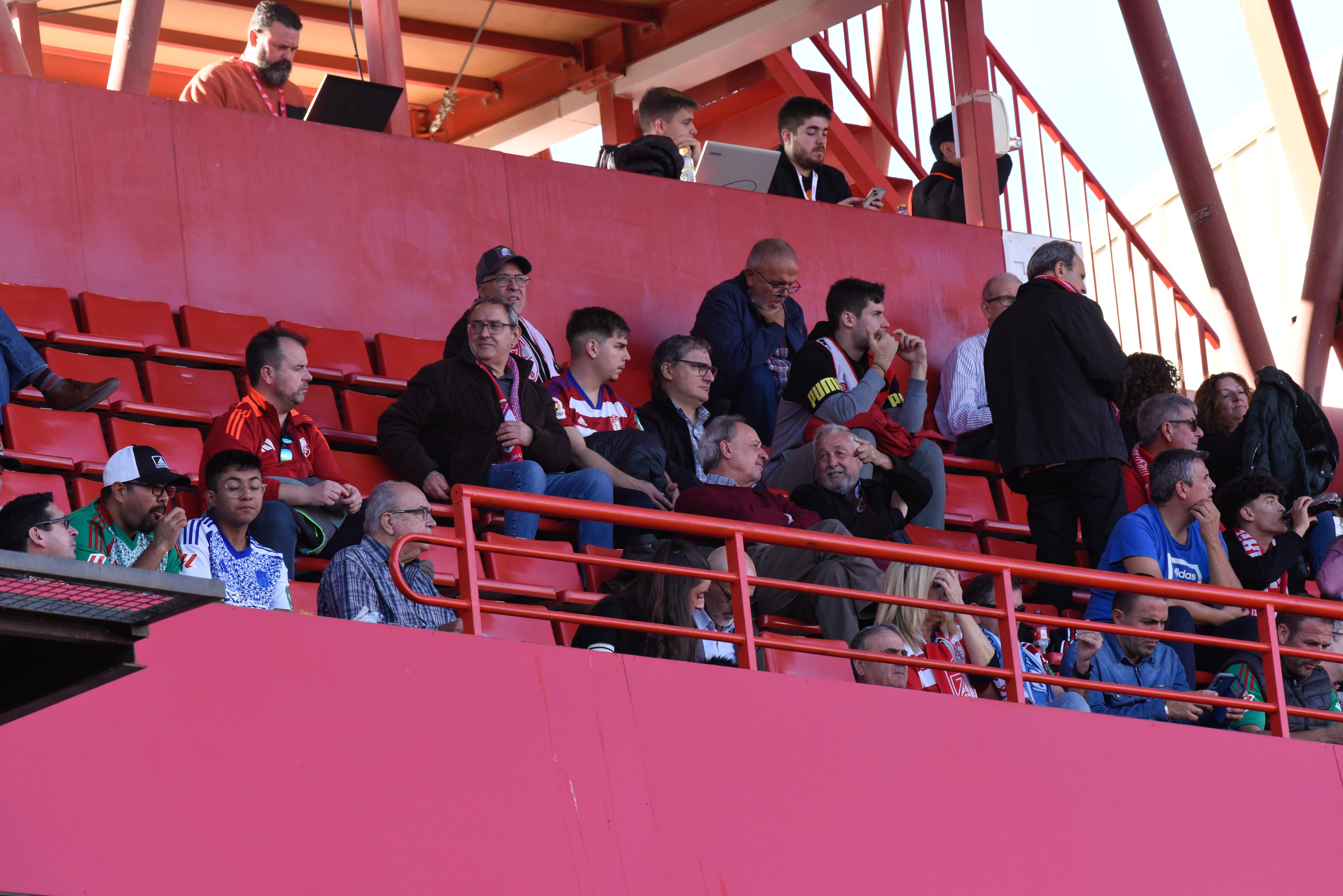 Búscate en la grada de Los Cármenes en el Granada-Racing