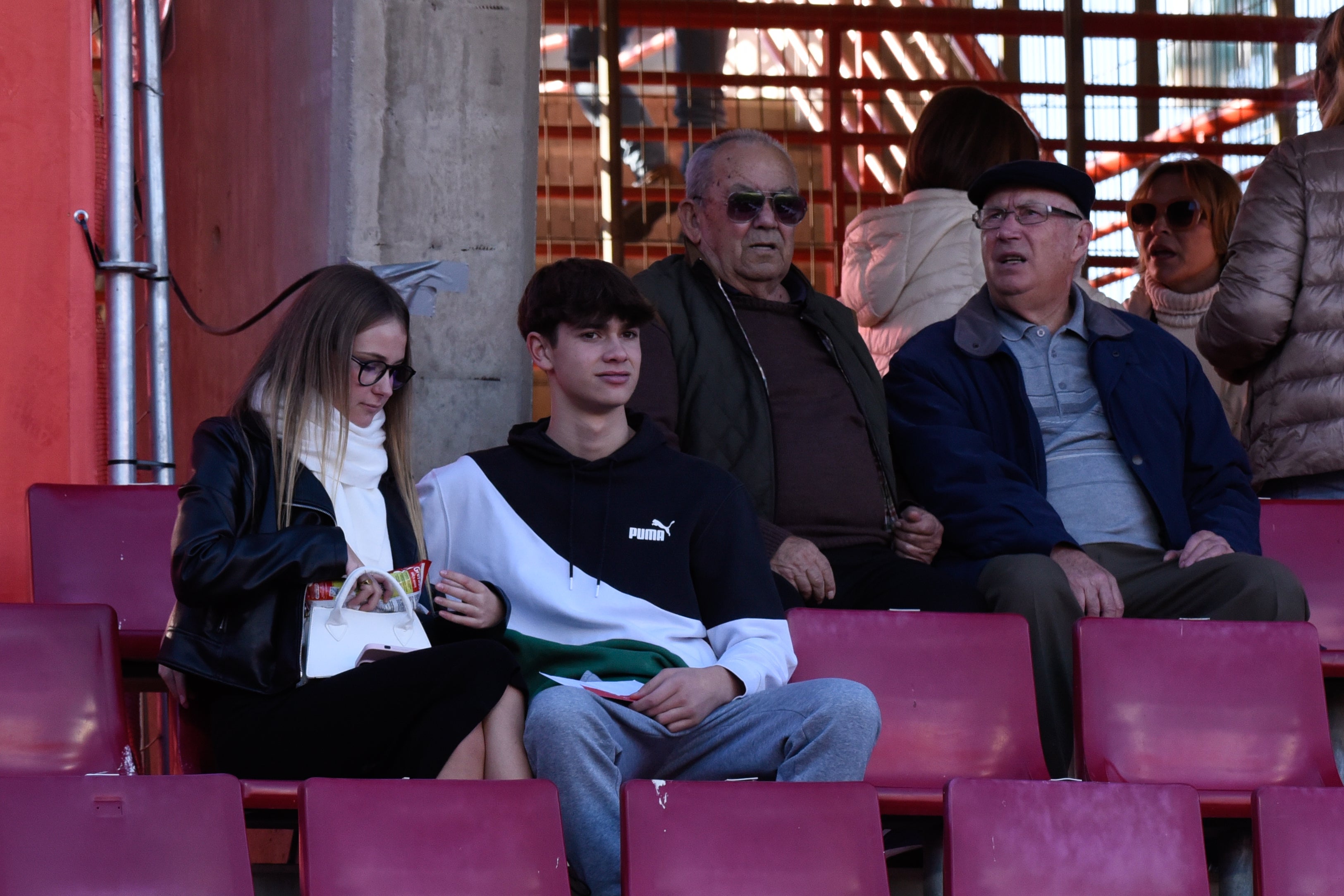 Búscate en la grada de Los Cármenes en el Granada-Racing