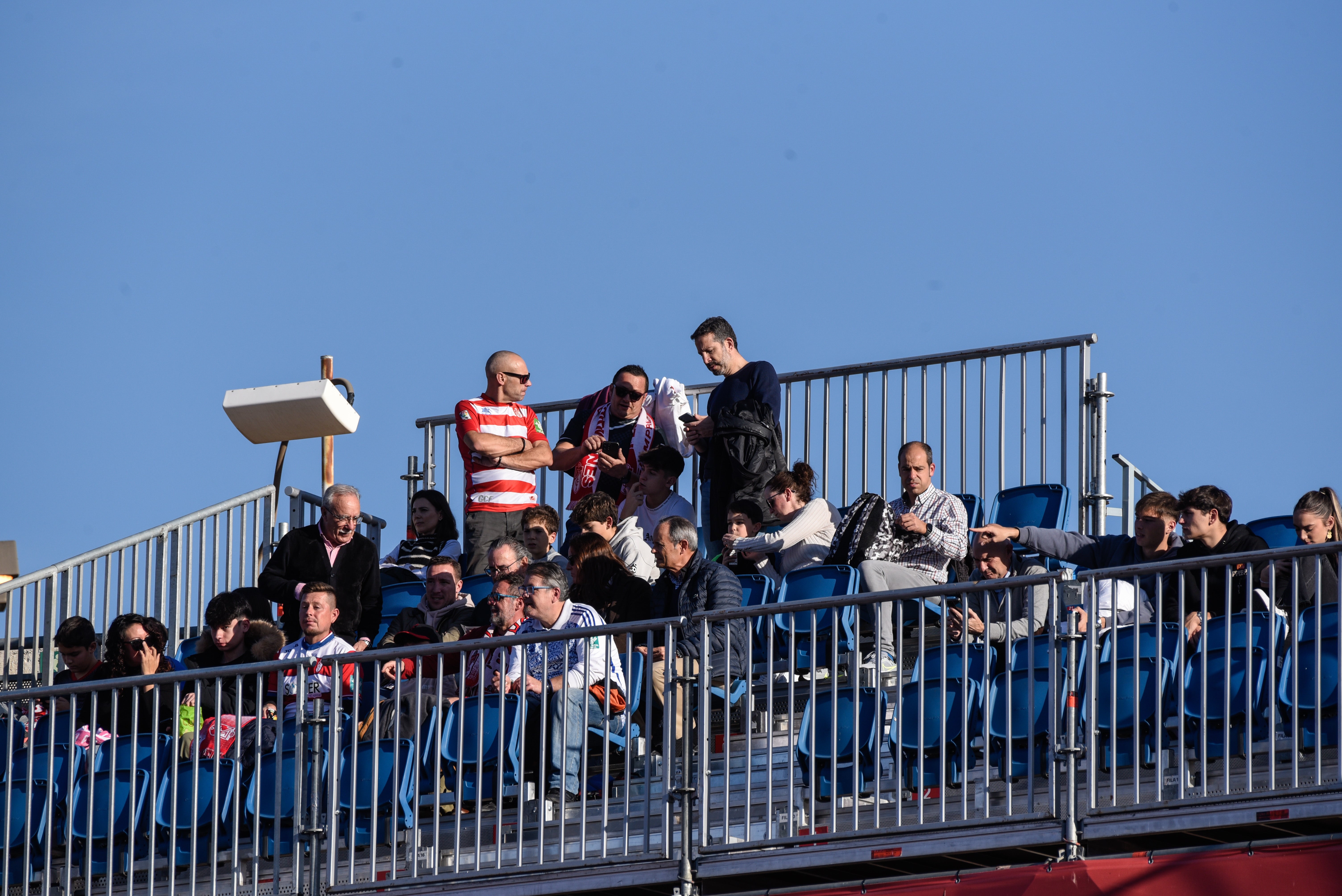 Búscate en la grada de Los Cármenes en el Granada-Racing