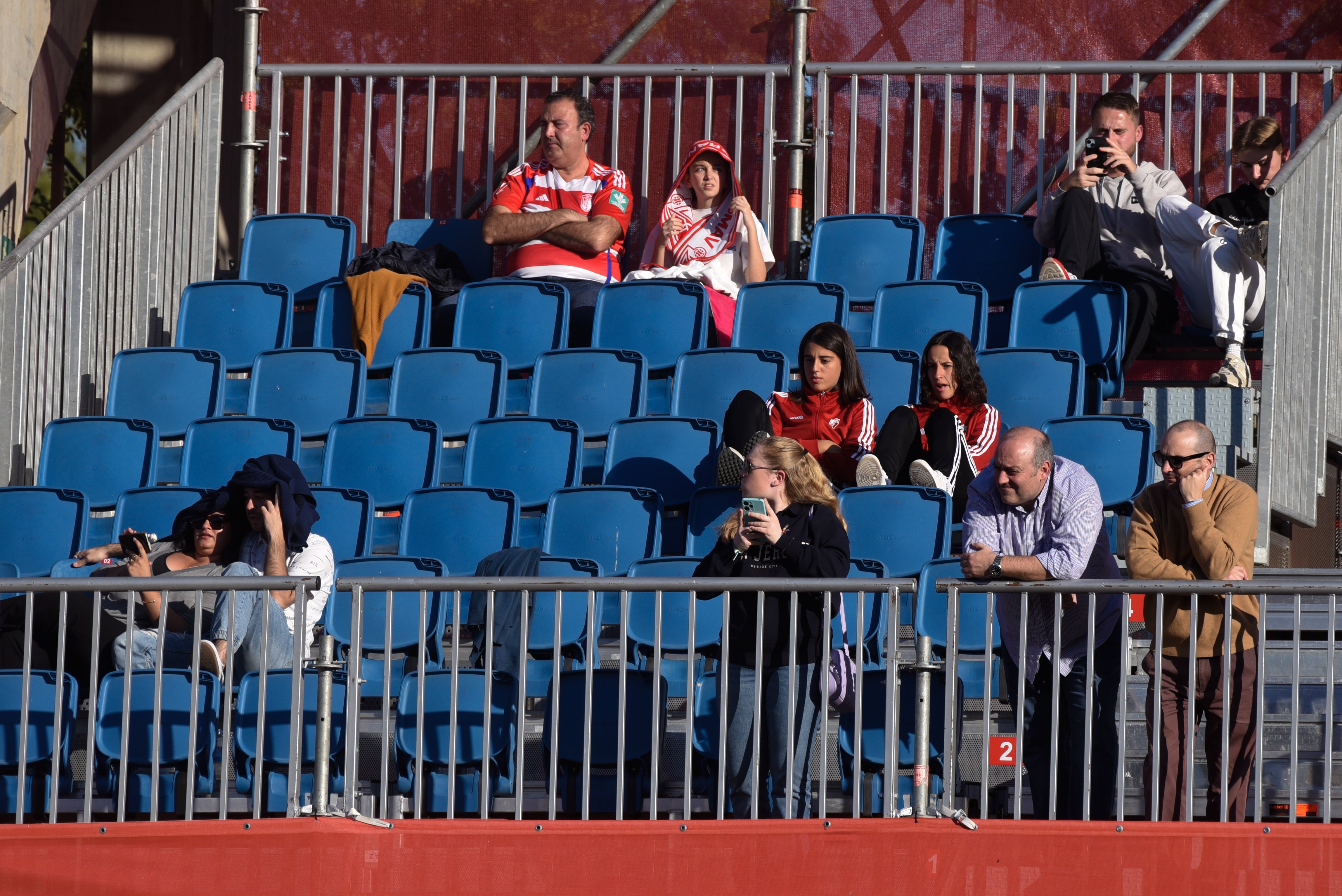 Búscate en la grada de Los Cármenes en el Granada-Racing