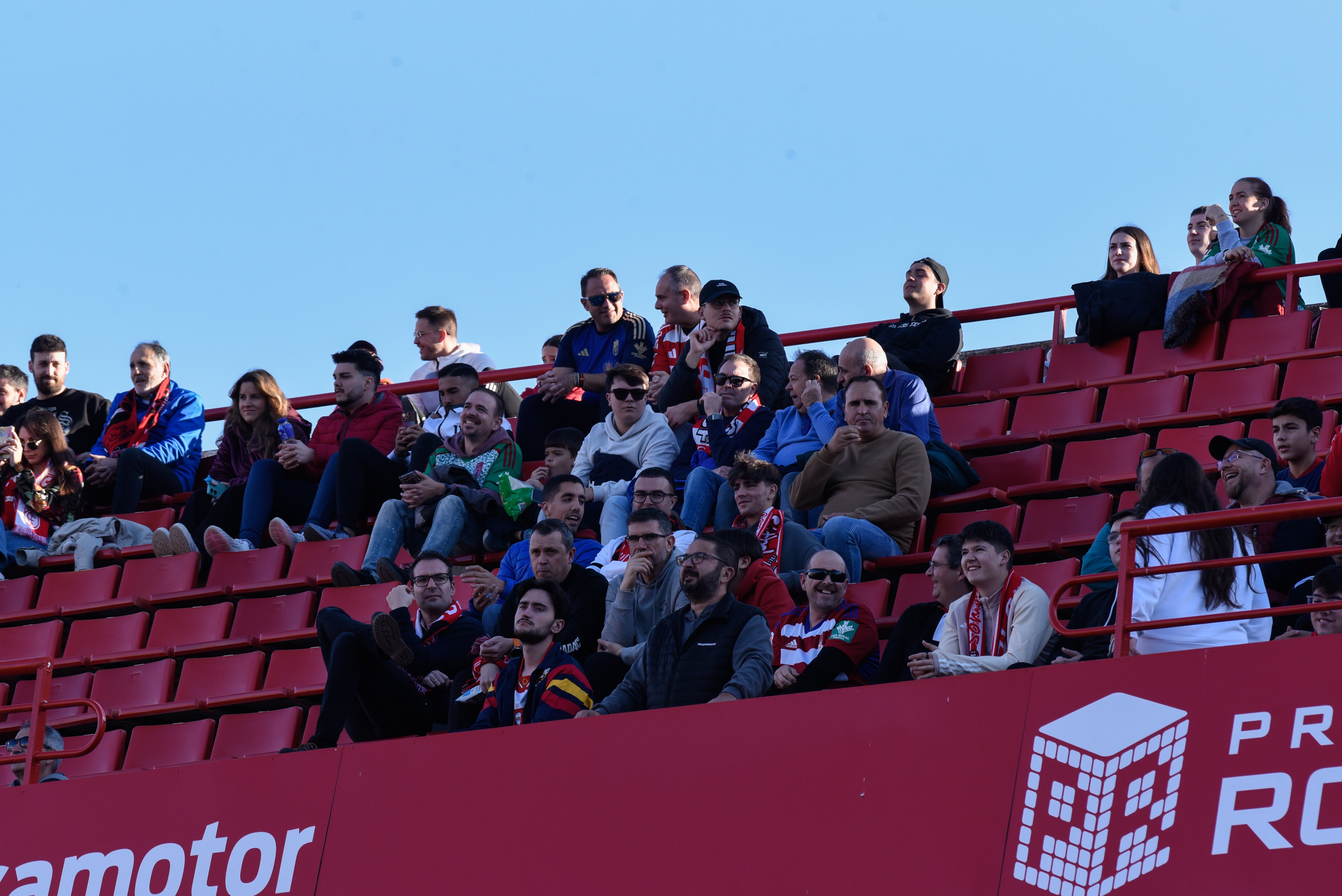 Búscate en la grada de Los Cármenes en el Granada-Racing