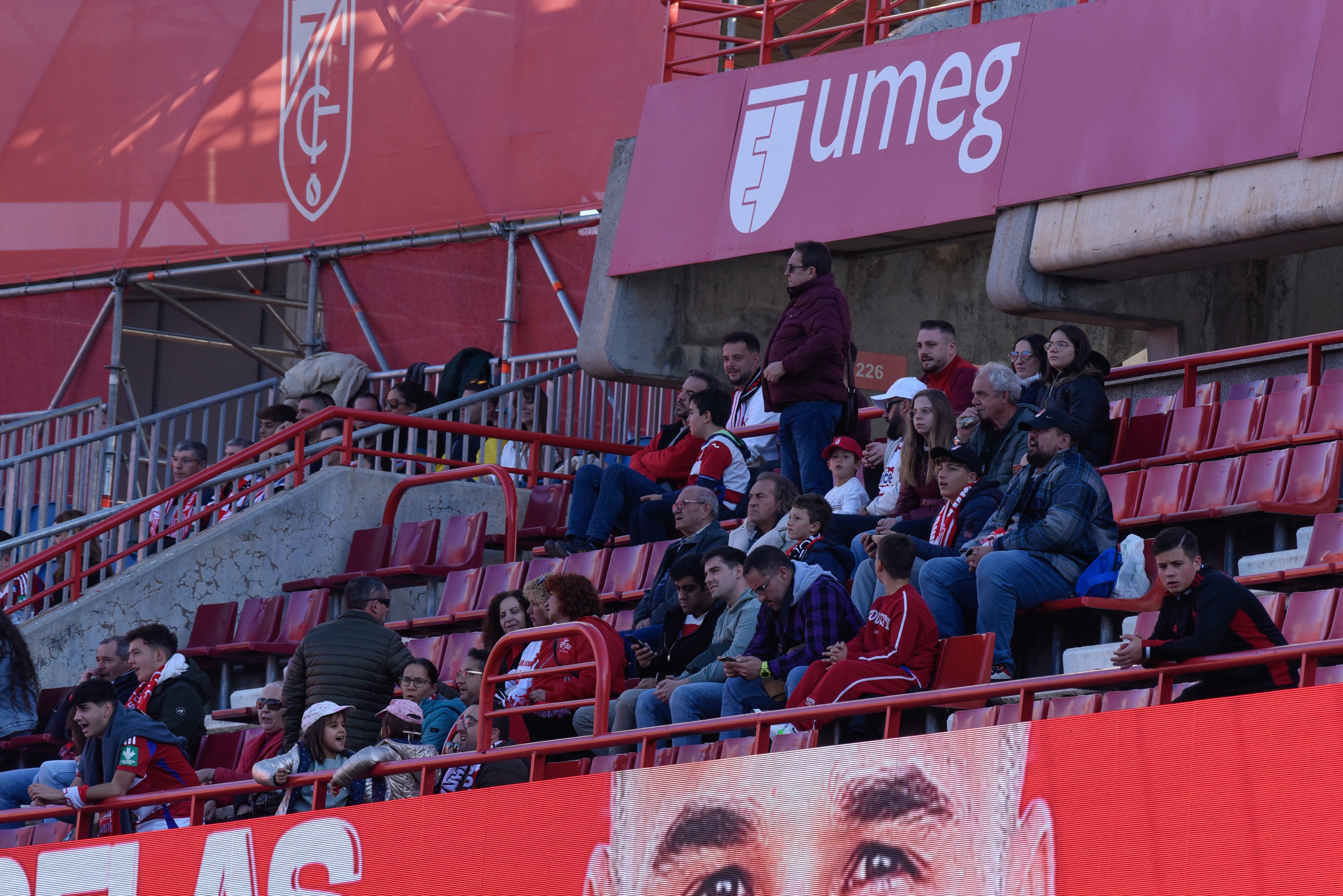 Búscate en la grada de Los Cármenes en el Granada-Racing