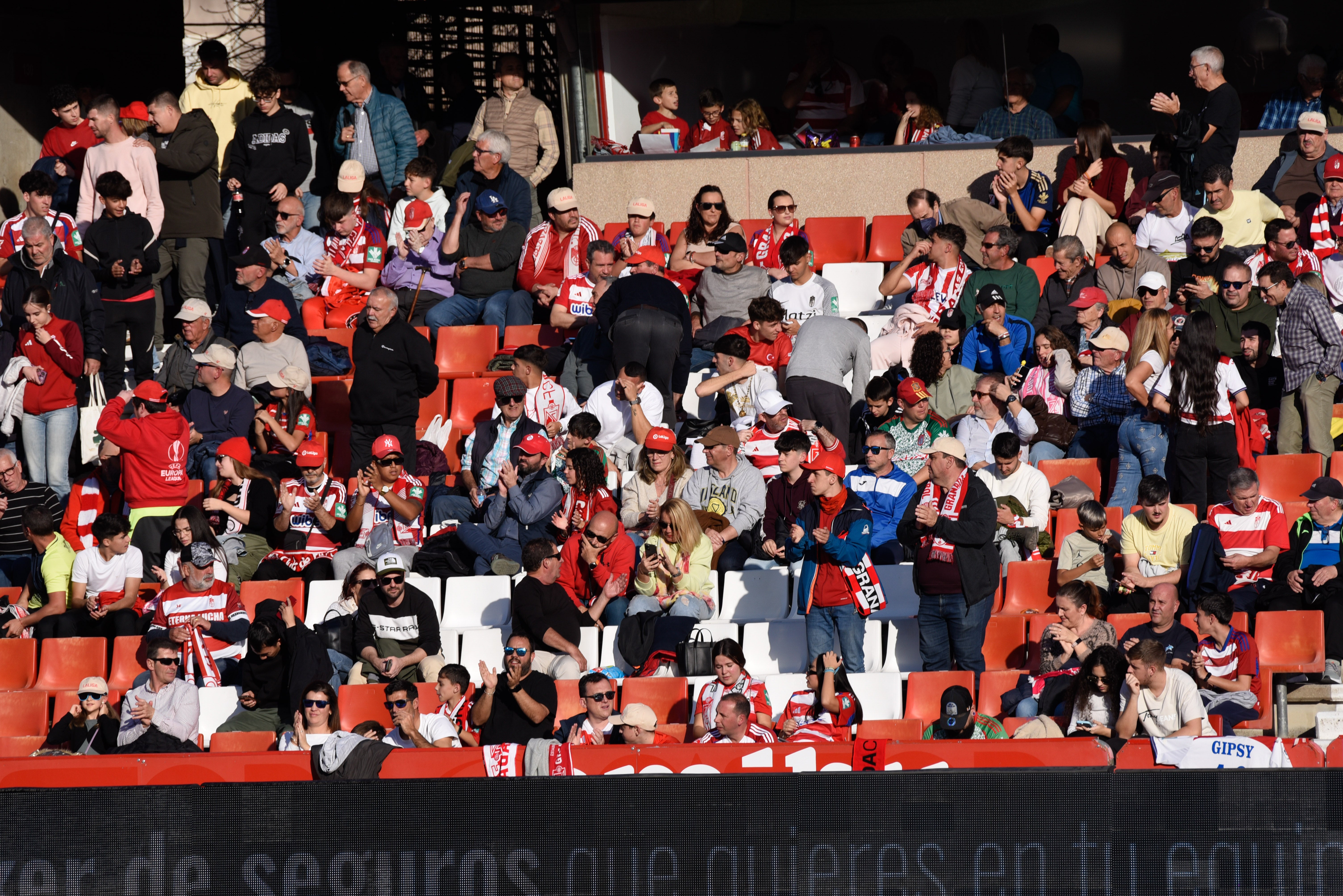 Búscate en la grada de Los Cármenes en el Granada-Racing