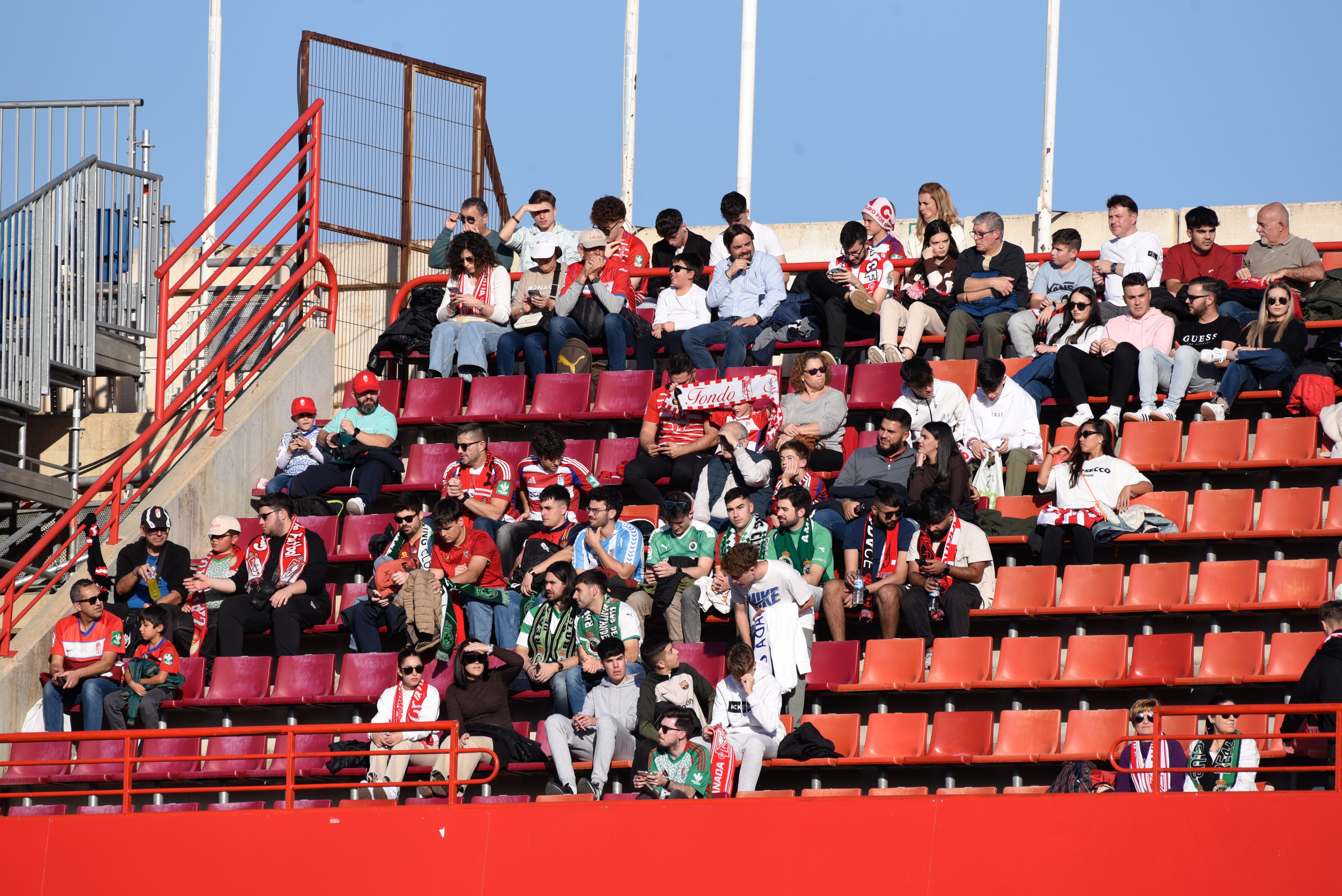 Búscate en la grada de Los Cármenes en el Granada-Racing