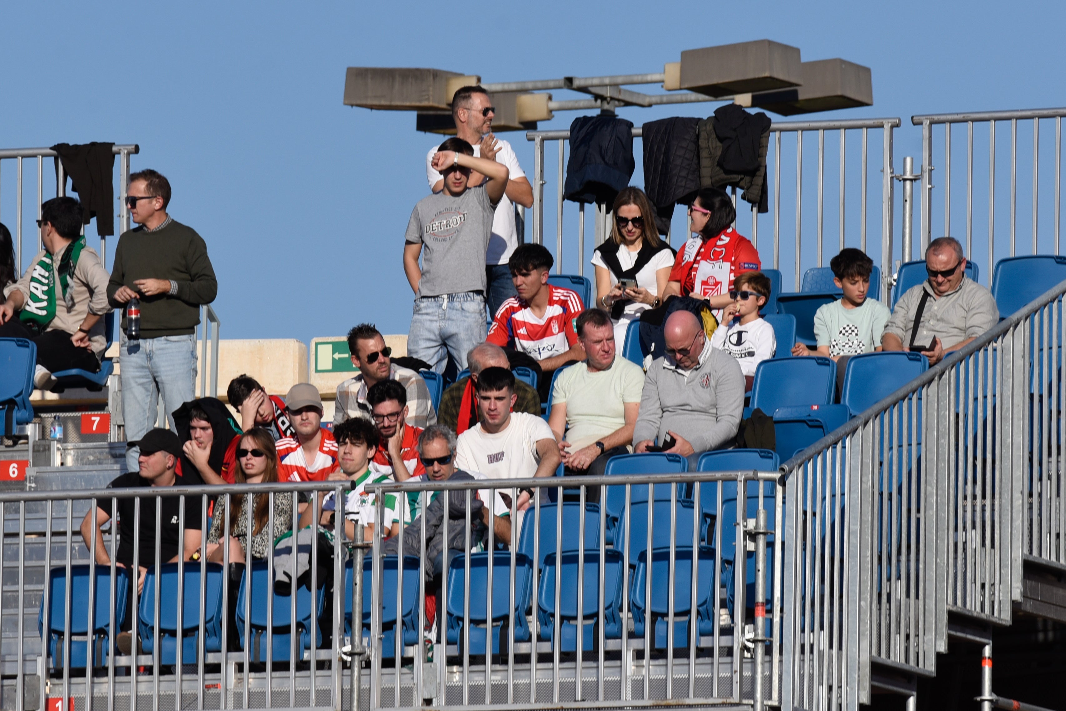 Búscate en la grada de Los Cármenes en el Granada-Racing