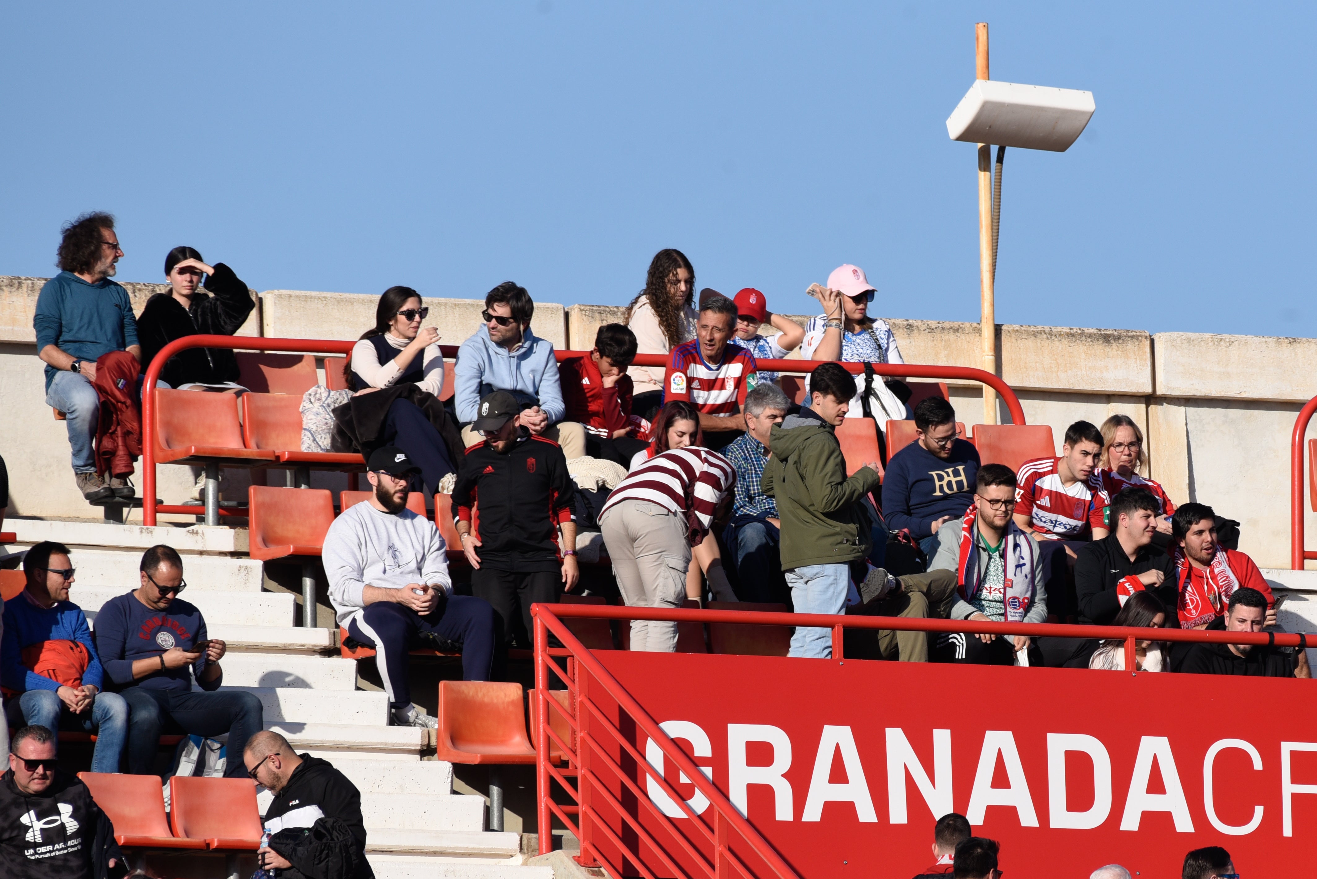 Búscate en la grada de Los Cármenes en el Granada-Racing