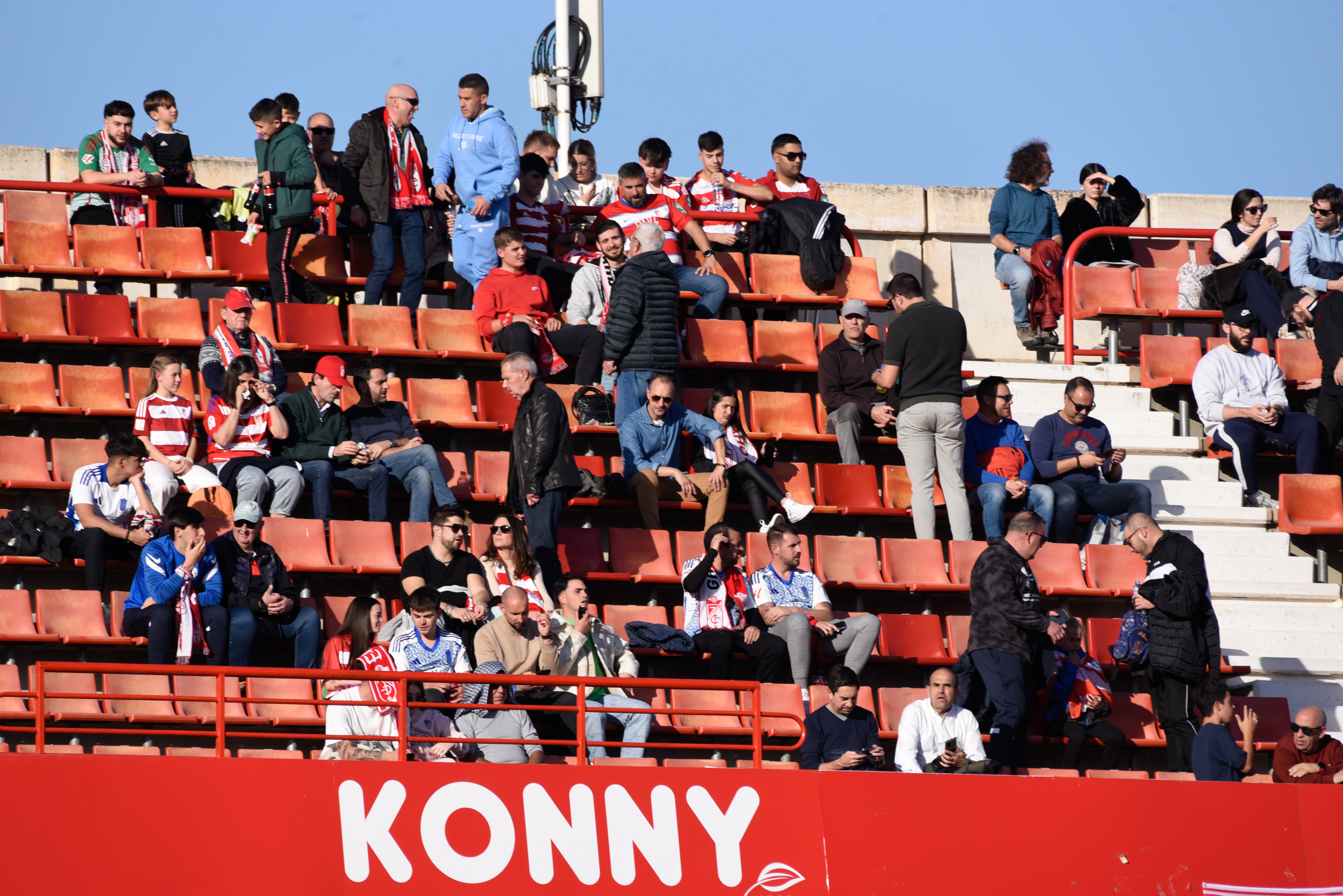 Búscate en la grada de Los Cármenes en el Granada-Racing