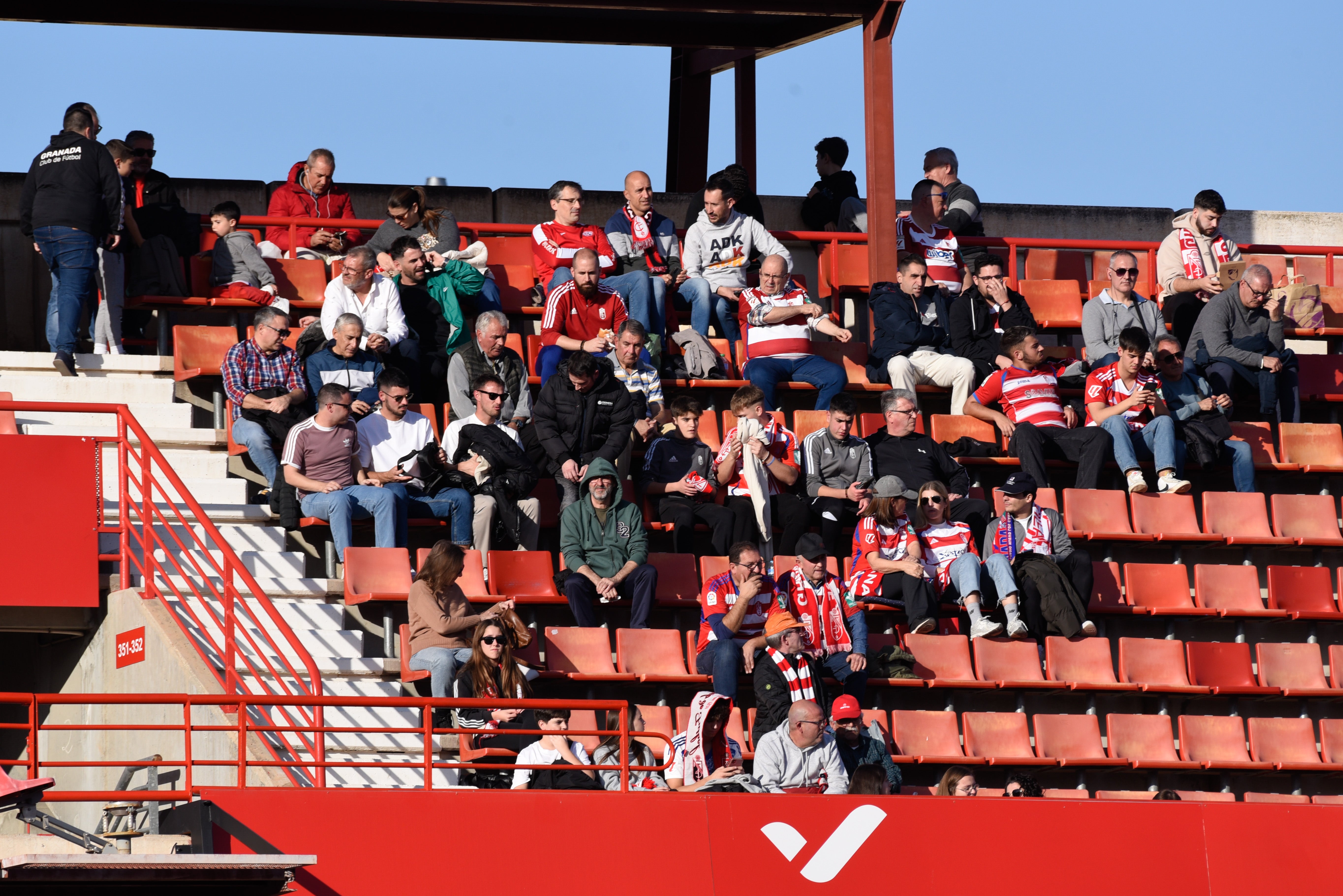 Búscate en la grada de Los Cármenes en el Granada-Racing