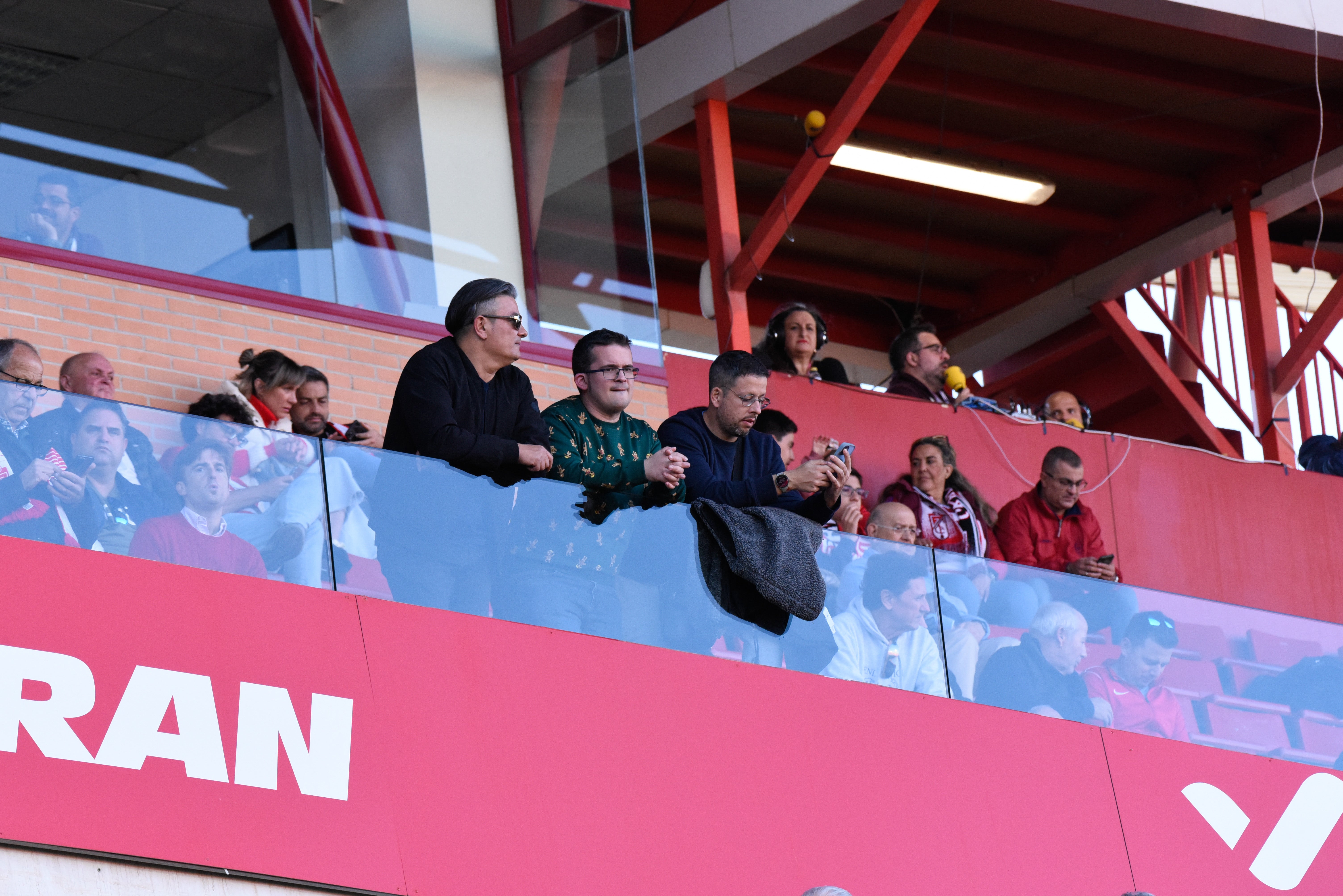 Búscate en la grada de Los Cármenes en el Granada-Racing