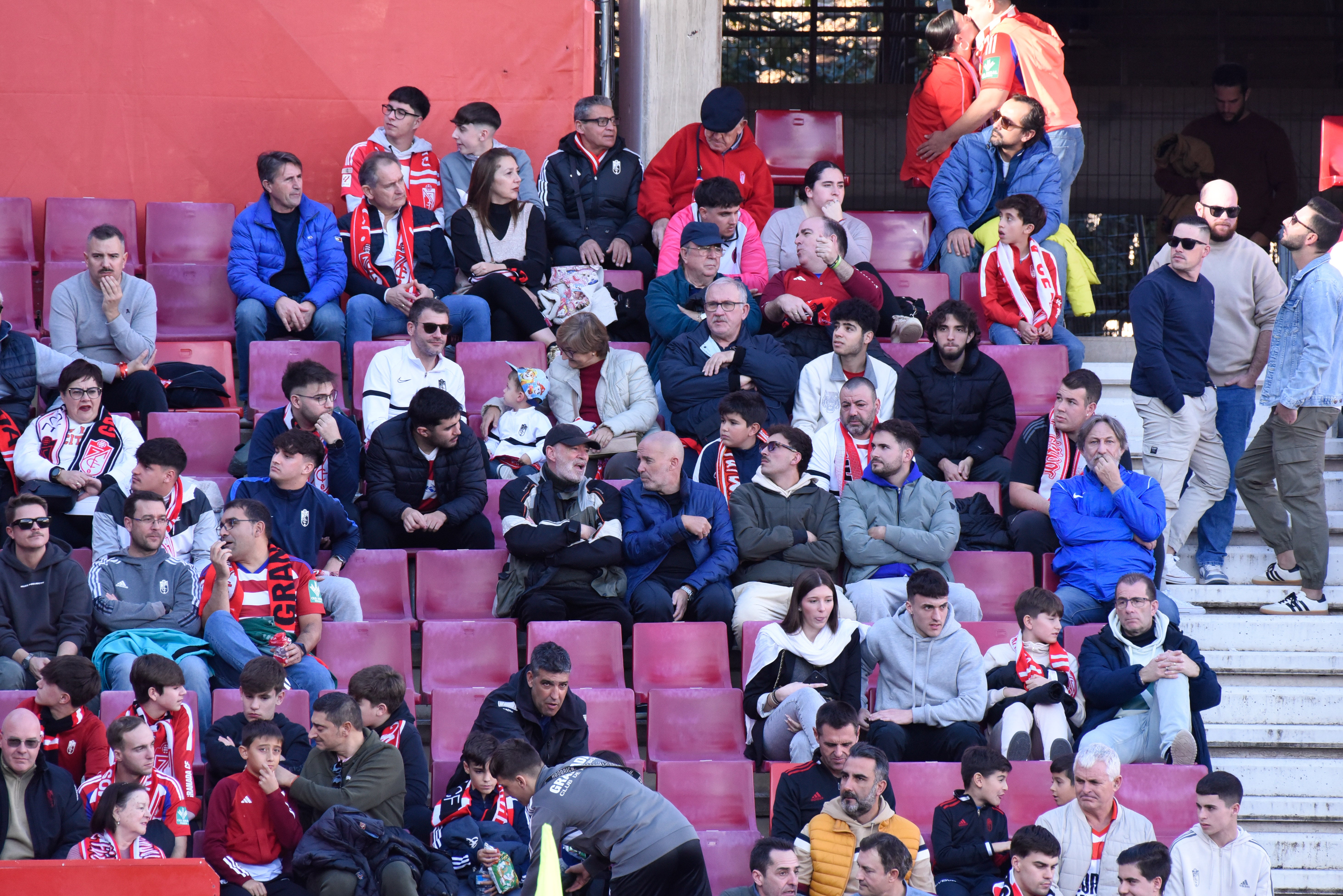 Búscate en la grada de Los Cármenes en el Granada-Racing