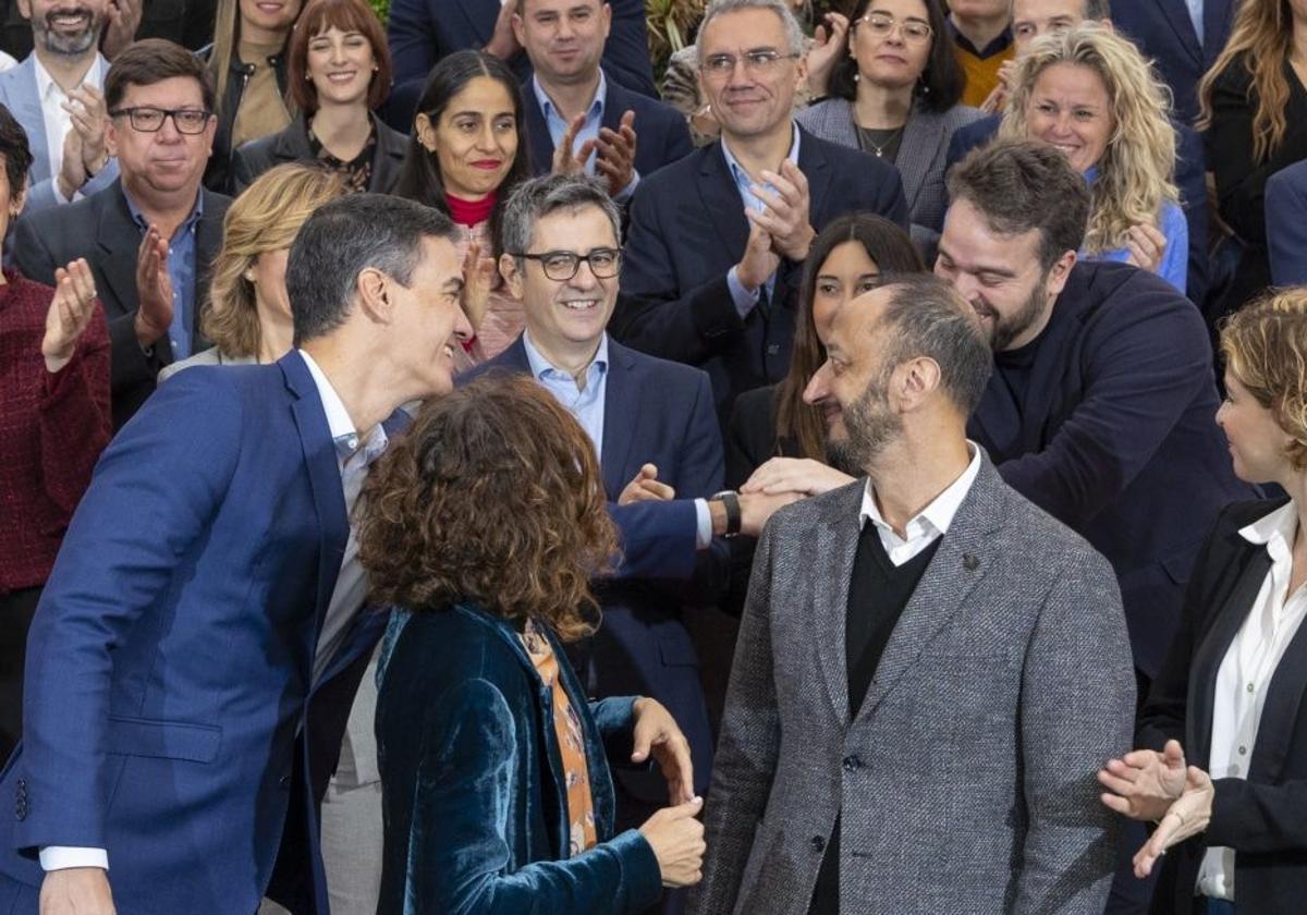 Sánchez felicita a Juanfran Serrano por su paternidad, en el 41º Congreso Federal del PSOE.