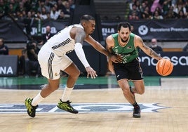 Kassius Robertson, a la derecha, en el partido contra el Real Madrid.