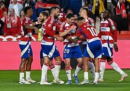 Los jugadores se abrazan tras uno de los goles de Uzuni.