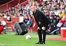 Paco López atiende al derbi con el Granada durante su vuelta a Los Cármenes con el Cádiz.