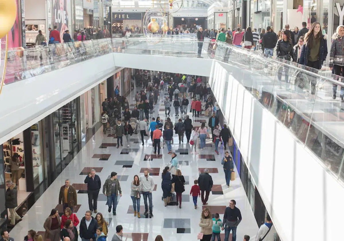 Los centros comerciales y supermercados que abren este puente en Granada.