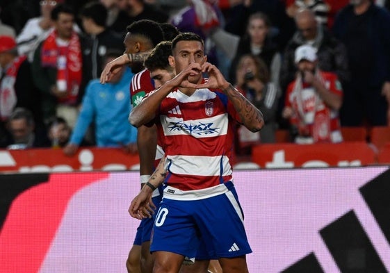 Myrto Uzuni celebra uno de sus dos goles al Racing.