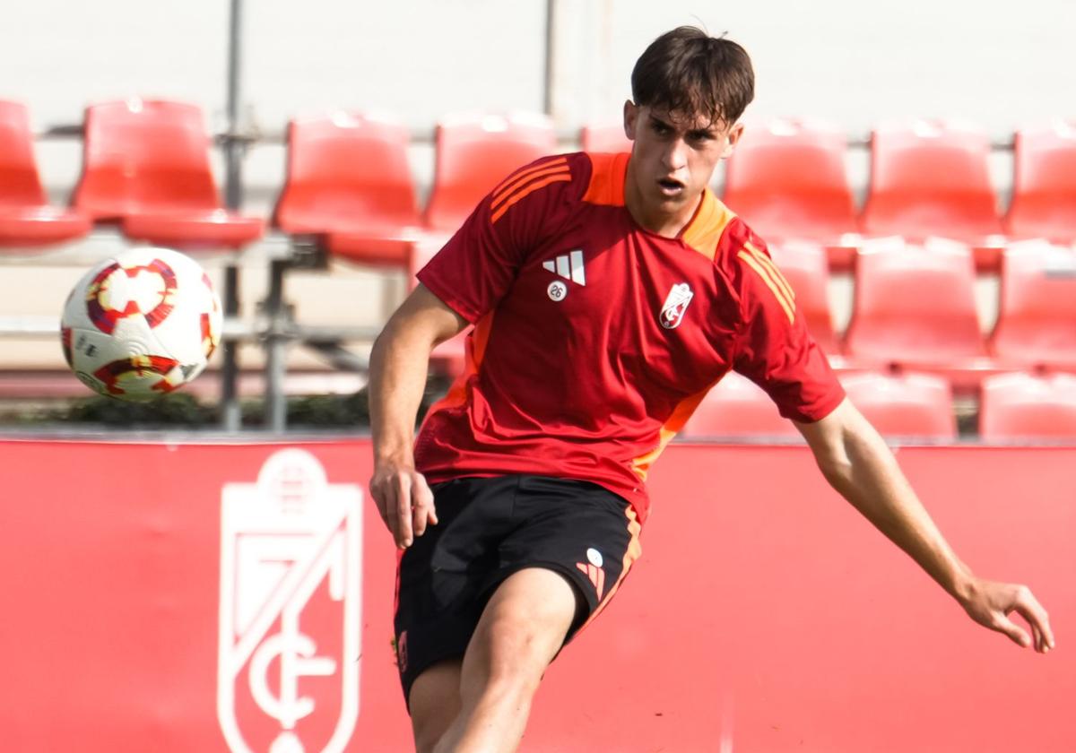 Mario Marín golpea un balón en un entrenamiento.