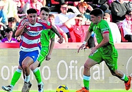 Rubén Sánchez atraviesa líneas con balón contra el Racing.