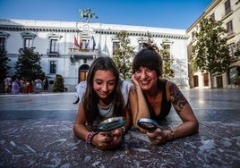 Lupa en mano, Eugenia y su sobrina Jimena observan los fósiles de la Plaza del Carmen.