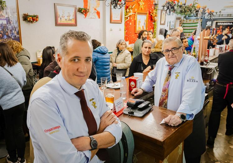 Joaquín León padre e hijo, al mando del bar León, uno de lso referentes de la ciudad.