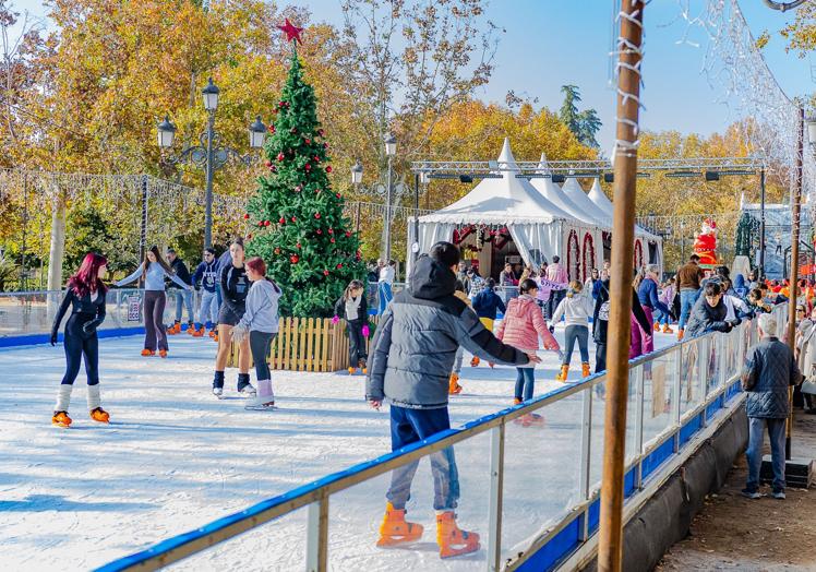 Pista de patinaje sobre hielo instalada en el Paseo del Salón.