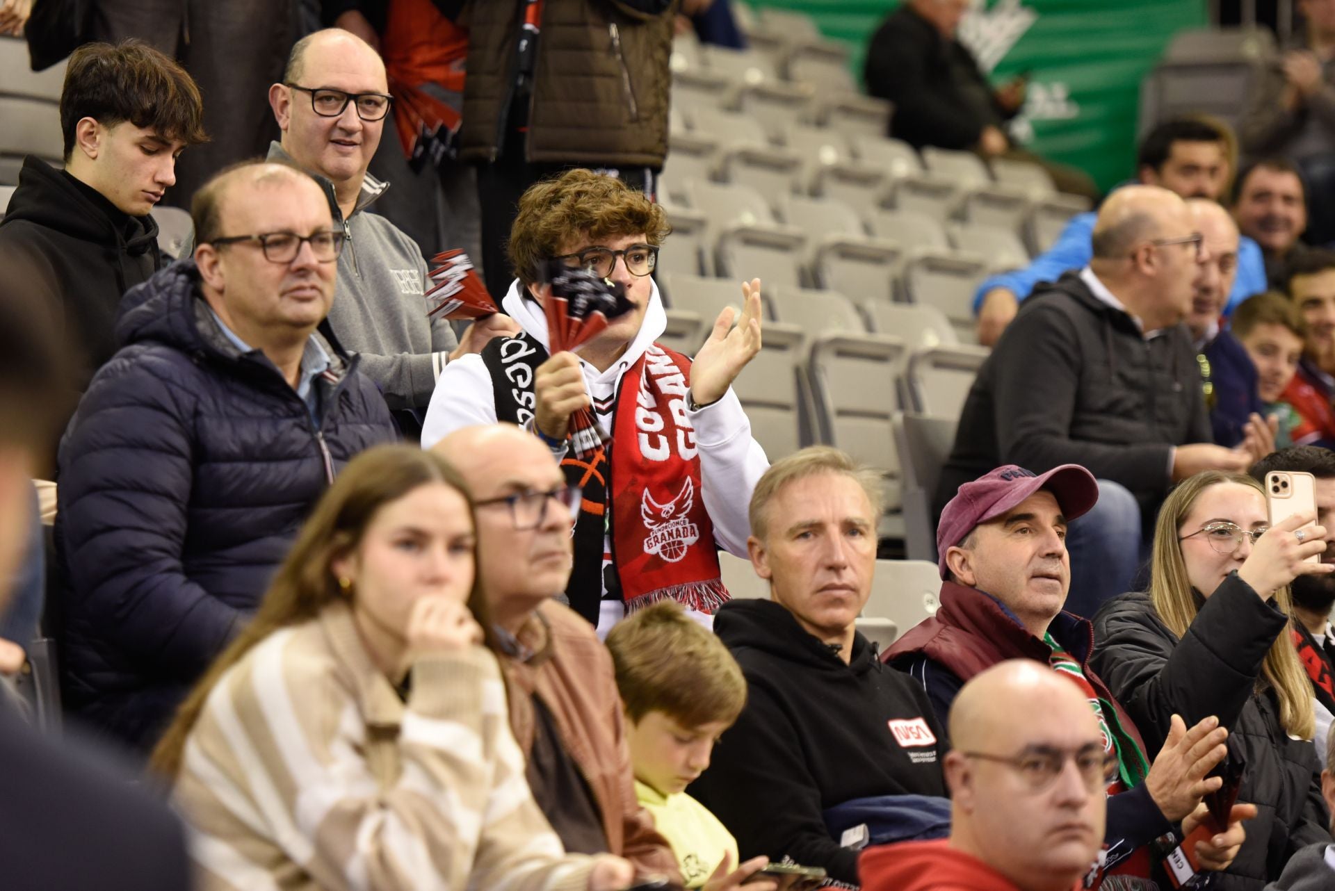 Encuéntrate en la grada del Palacio de Deportes en el Covirán - Joventut