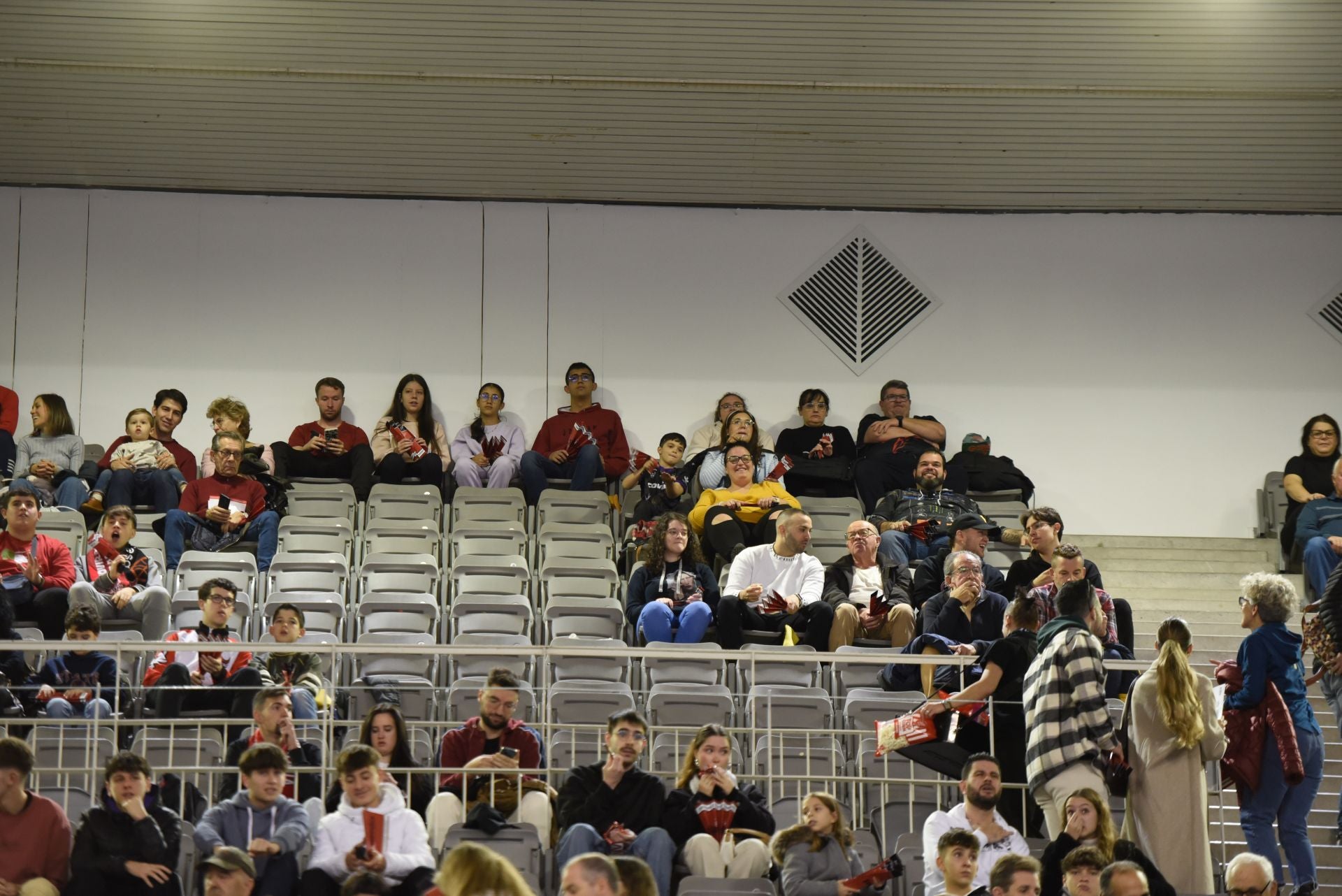 Encuéntrate en la grada del Palacio de Deportes en el Covirán - Joventut