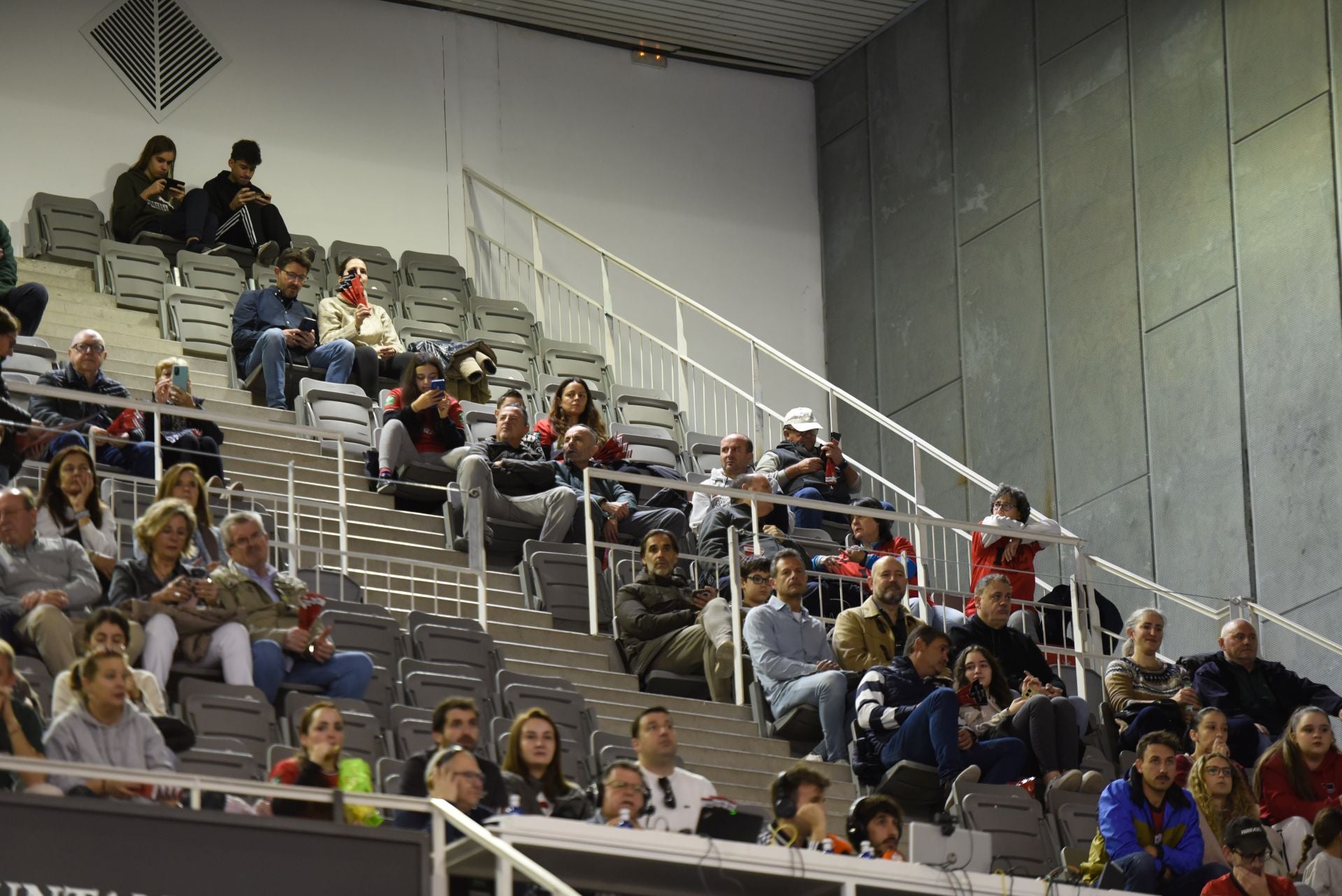 Encuéntrate en la grada del Palacio de Deportes en el Covirán - Joventut