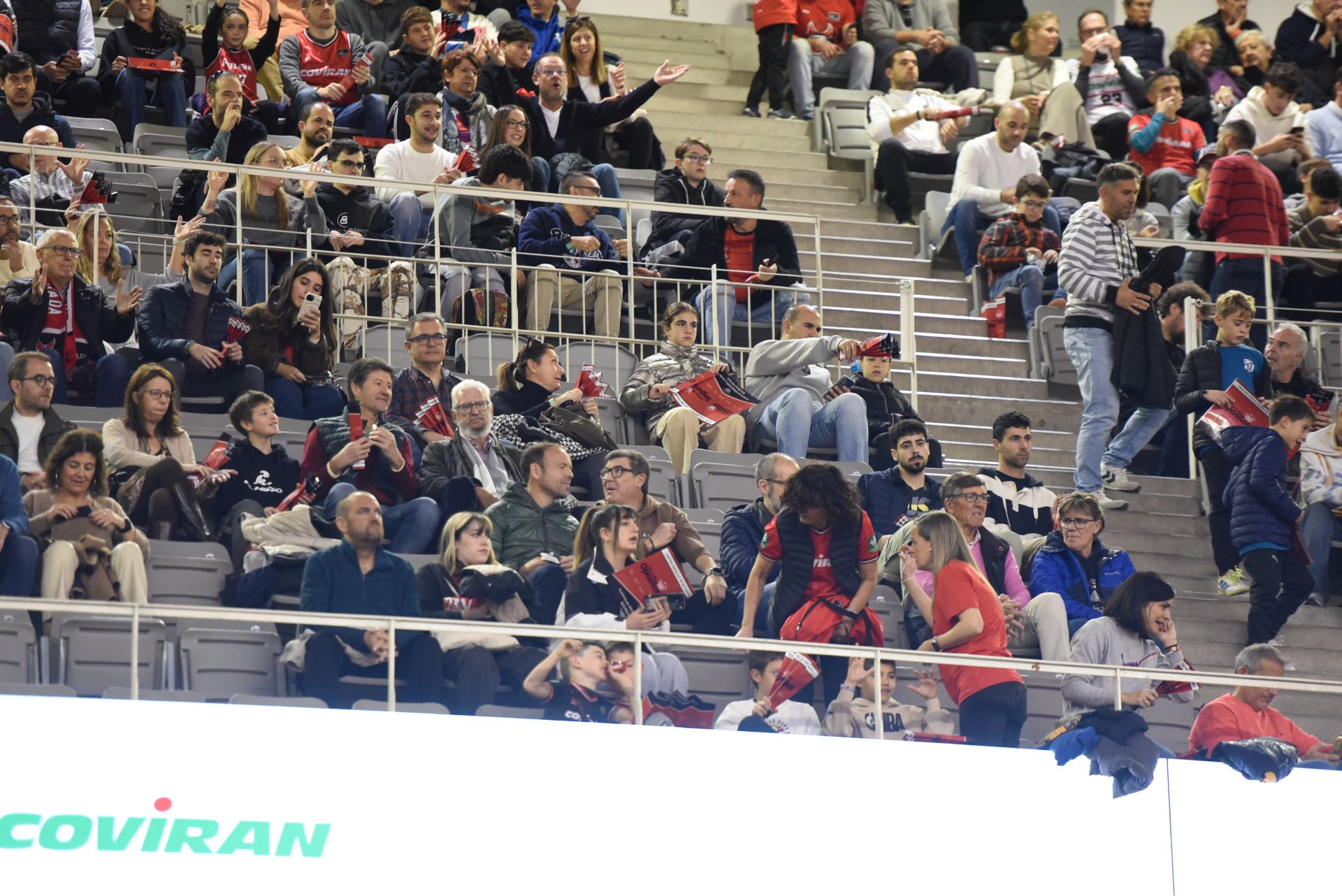 Encuéntrate en la grada del Palacio de Deportes en el Covirán - Joventut