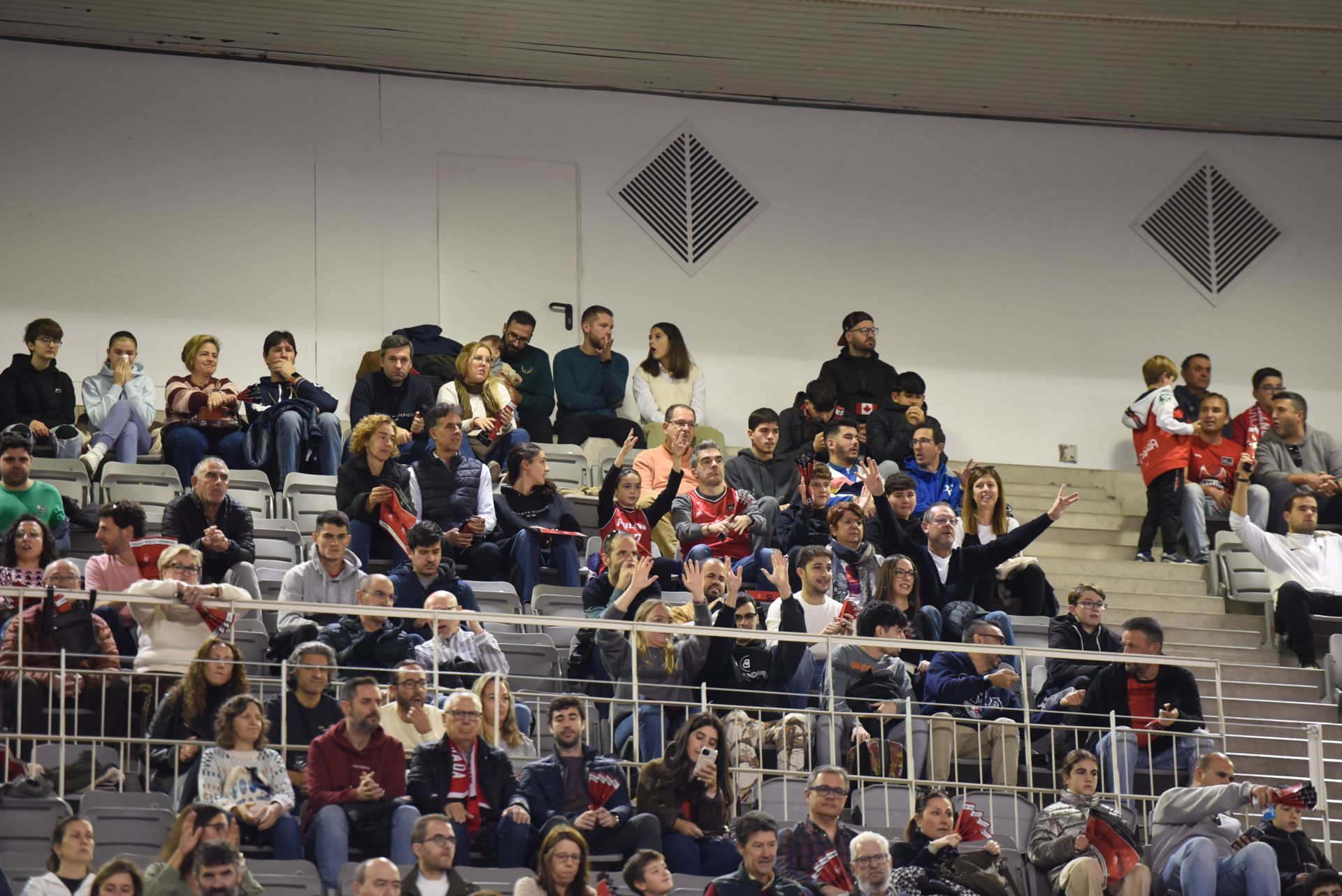 Encuéntrate en la grada del Palacio de Deportes en el Covirán - Joventut