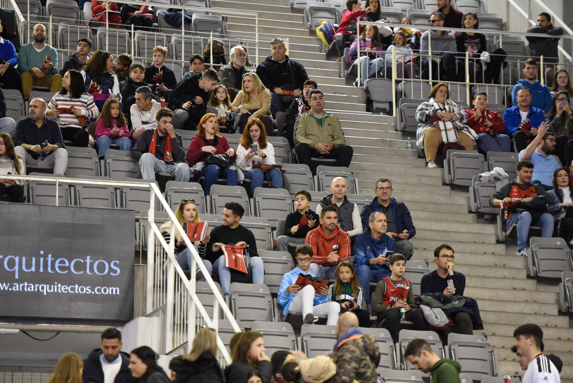 Encuéntrate en la grada del Palacio de Deportes en el Covirán - Joventut