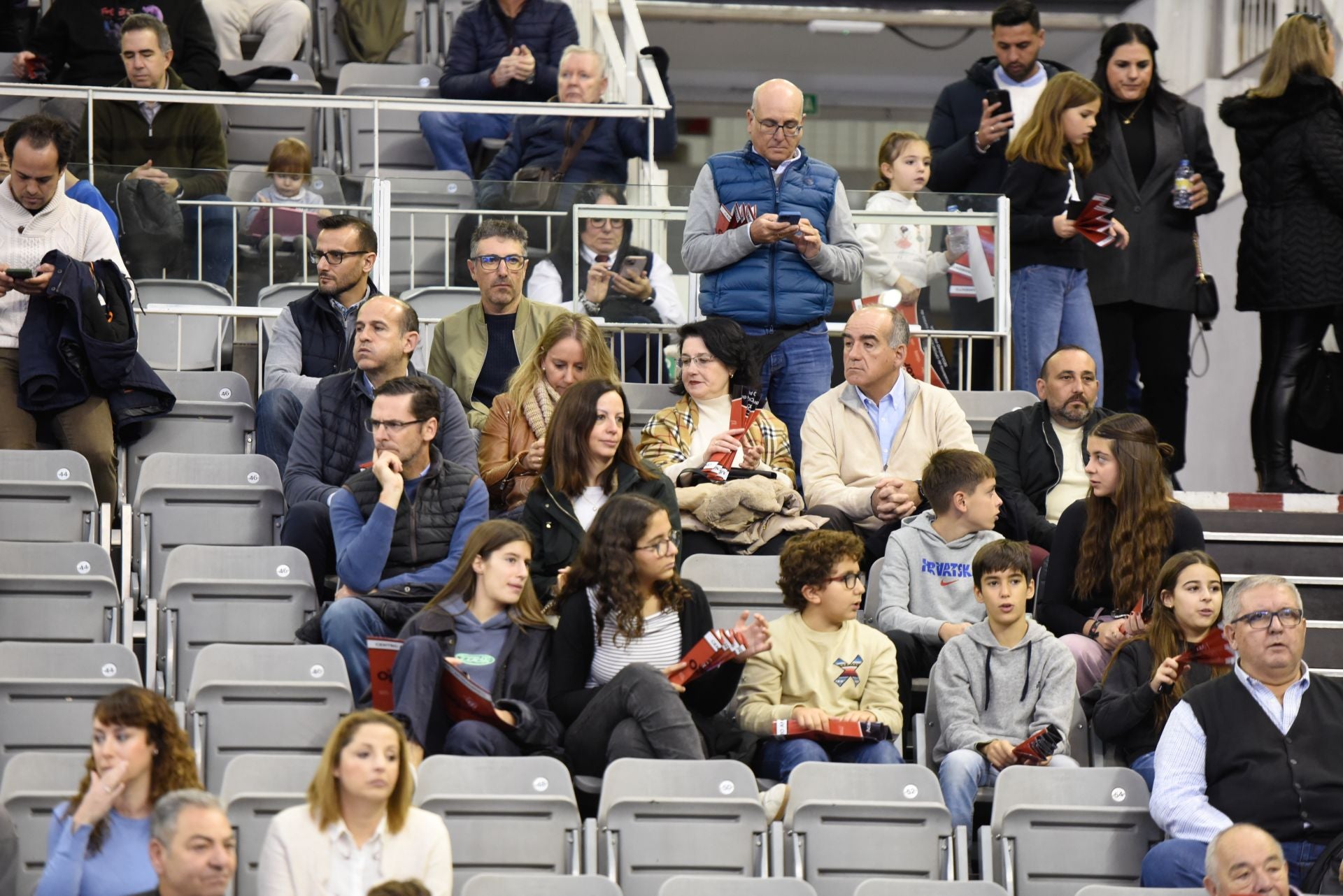 Encuéntrate en la grada del Palacio de Deportes en el Covirán - Joventut