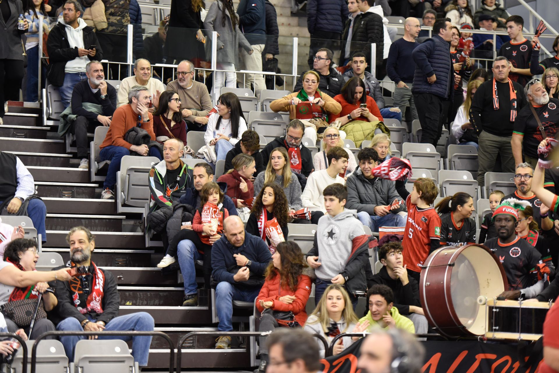 Encuéntrate en la grada del Palacio de Deportes en el Covirán - Joventut