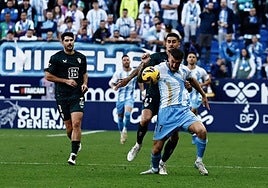 Chumi en la pugna de un balón