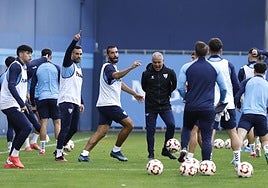 Sergio Pellicer dirige a los suyos en un entrenamiento.